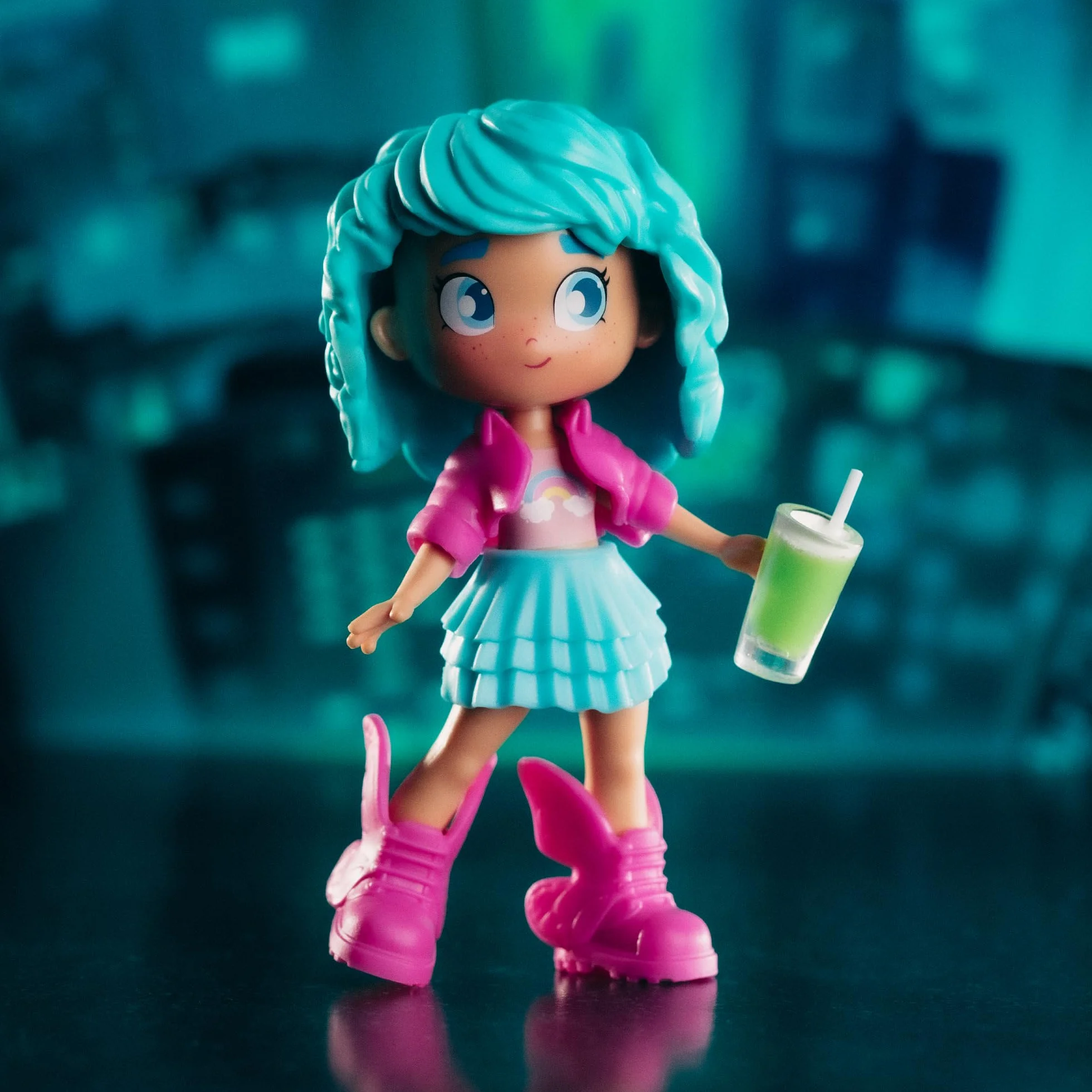 Pinypon TOP Bubble Tea Girl, Chica TOP con Temática Té de Burbujas, Figura Articulada de Brazos y Piernas, Doble Cara y Ropa y Zapatos Intercambiables, Sobre con Accesorios, +4 años, Famosa (PNN01300)