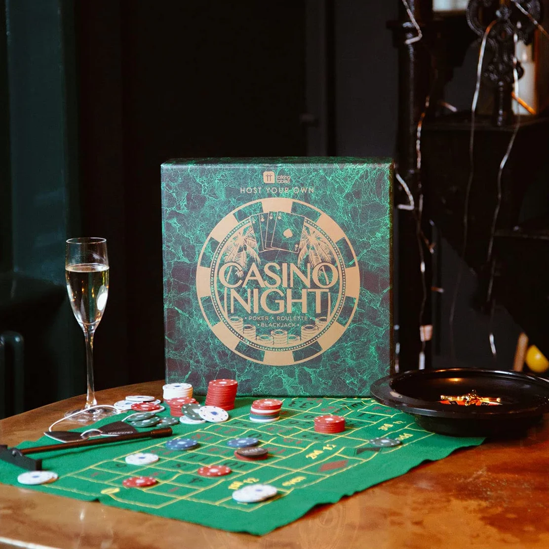 Talking Tables Kit de Casino Noche Poker, Blackjack, Ruleta | Tapete, Fichas, Dinero, Bolas, Cartas, Stick Crupier | Regalo para Adultos