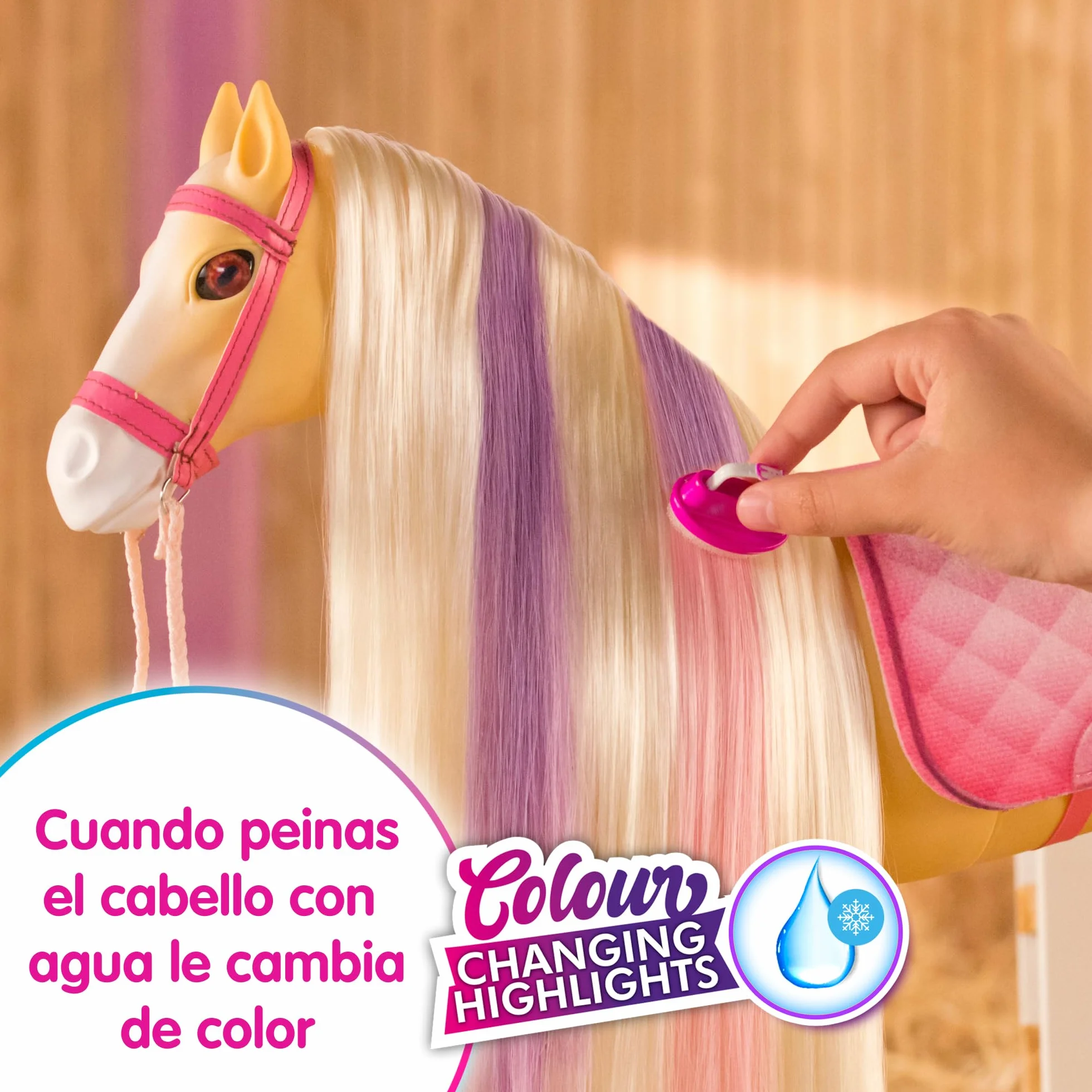 Nancy - Un día con su Caballo, muñeca Fashion articulada y Caballo, Accesorios de Cuidado, Cepillo-Esponja Que Cambia el Color del Pelo de la Crin, niños y niñas a Partir de 3 años, Famosa (NAC49000)