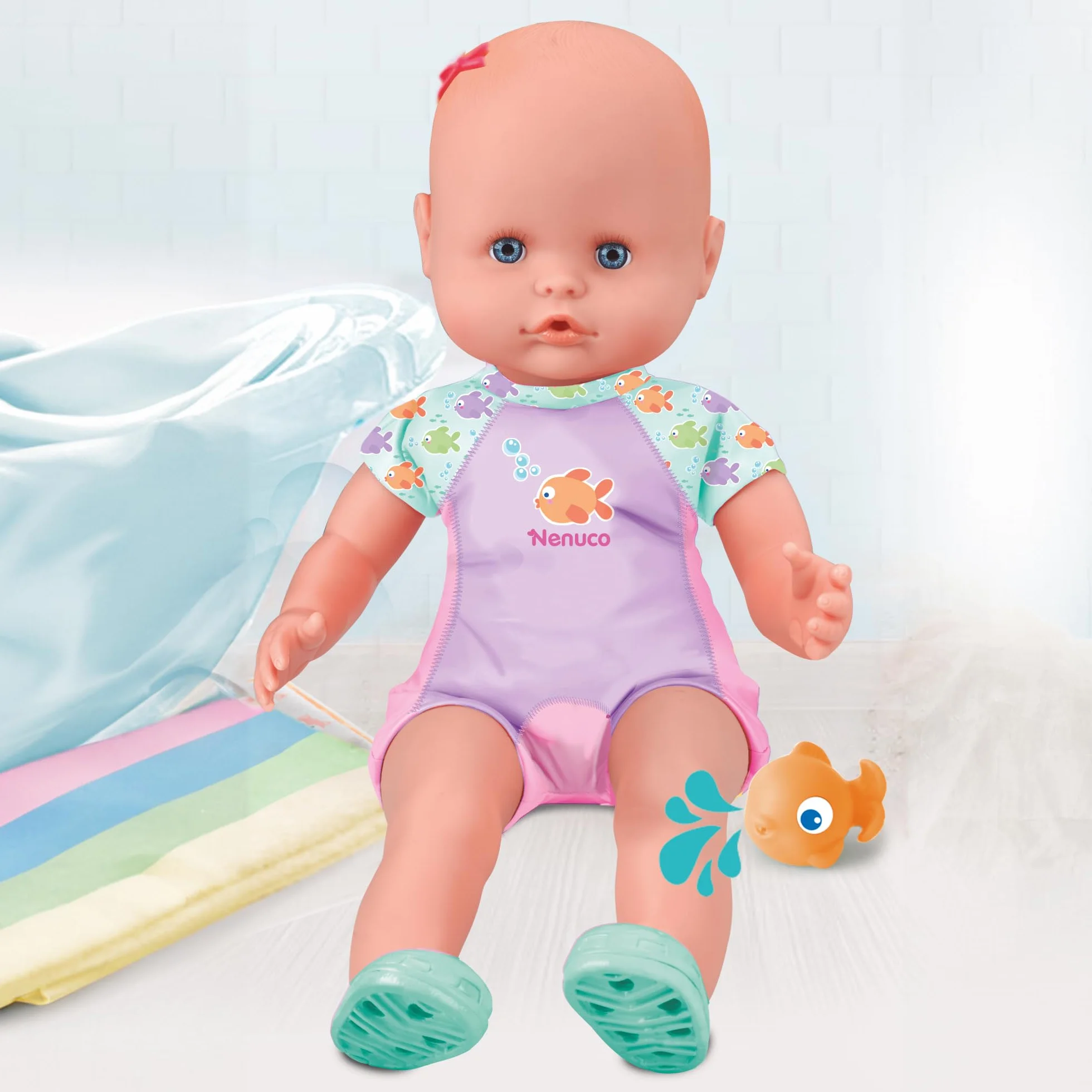 Nenuco - Mi Primer baño, un muñeco blandito de Cuerpo Sumergible, lo Puedes Meter en la bañera, en la Piscina y en el mar. Incluye bañador y un pececito Que se Puede Meter en el Agua (NFN88000)