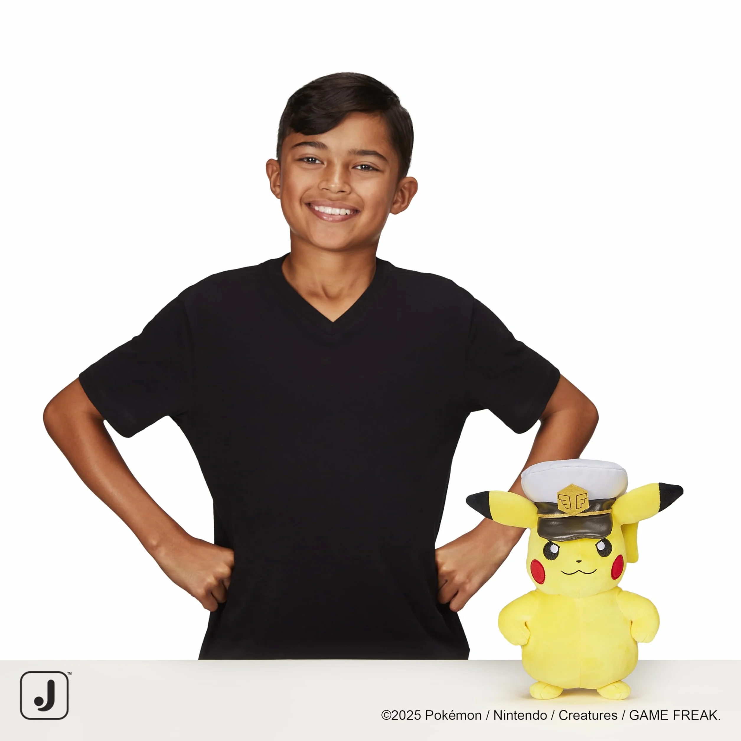 Pokémon Peluche Captain Pikachu Peluche Suave de 20 cm con Sombrero de capitán y Detalles auténticos