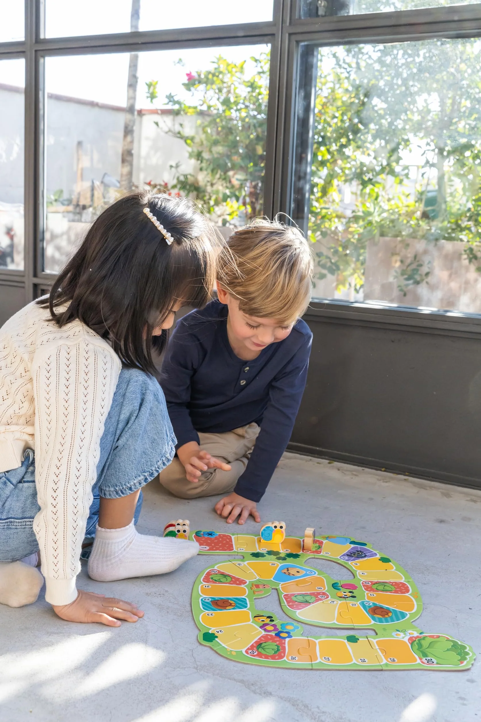Goula Snail Race – Carrera de Caracoles, Juego de Mesa para Niños a Partir de 3 Años – Cooperativo o Competitivo con Figuras de Madera y Dado – Aprendizaje de Números y Estrategia para Niñas y Niños