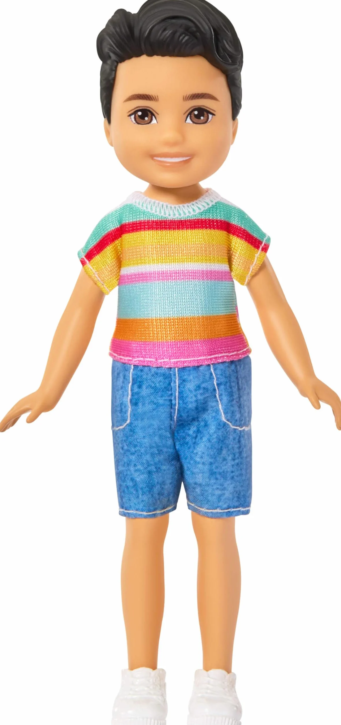 Barbie Club Chelsea Koji, muñeco pequeño de 15,24cm con Pelo castaño, Camiseta con Estampado de Rayas, Pantalones Cortos y Zapatos extraíbles, JJB36