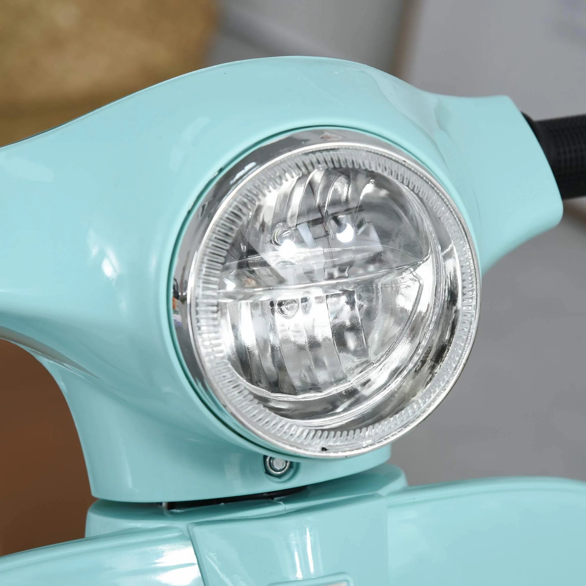HOMCOM Moto Eléctrica Vespa para Niños de 18-36 Meses Moto de Batería 6V con Faro Bocina y 4 Ruedas Motocicleta Infantil con Licencia 66,5x38x52 cm Verde