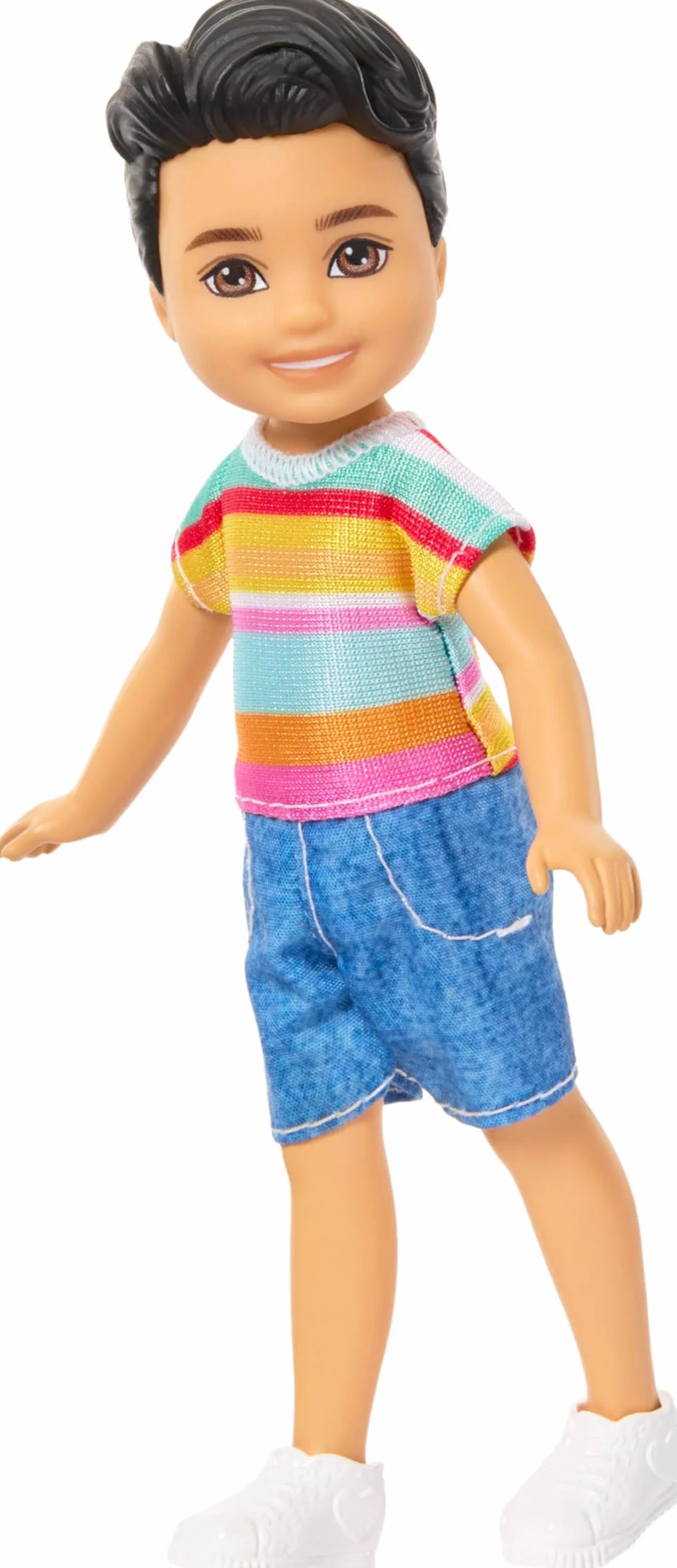 Barbie Club Chelsea Koji, muñeco pequeño de 15,24cm con Pelo castaño, Camiseta con Estampado de Rayas, Pantalones Cortos y Zapatos extraíbles, JJB36
