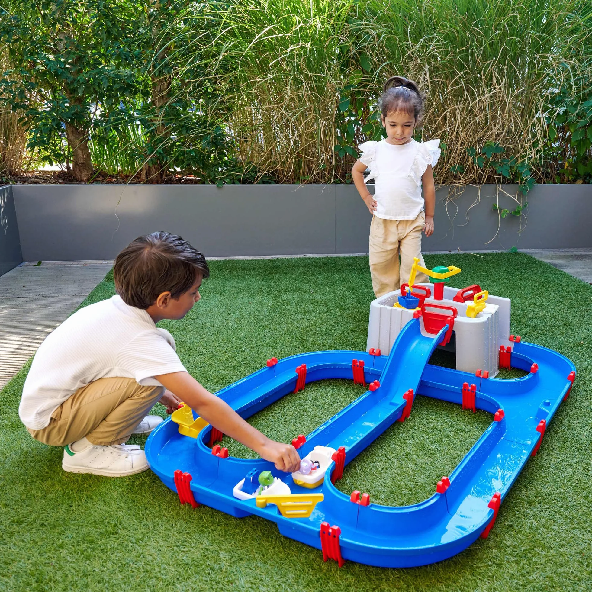 AquaPlay Harbour Waterbahn - Juego de Agua para Exteriores con Tren, Barcos y 2 Figuras de Juego, Juguete acuático para niños a Partir de 3 años, 128 x 93 x 40 cm