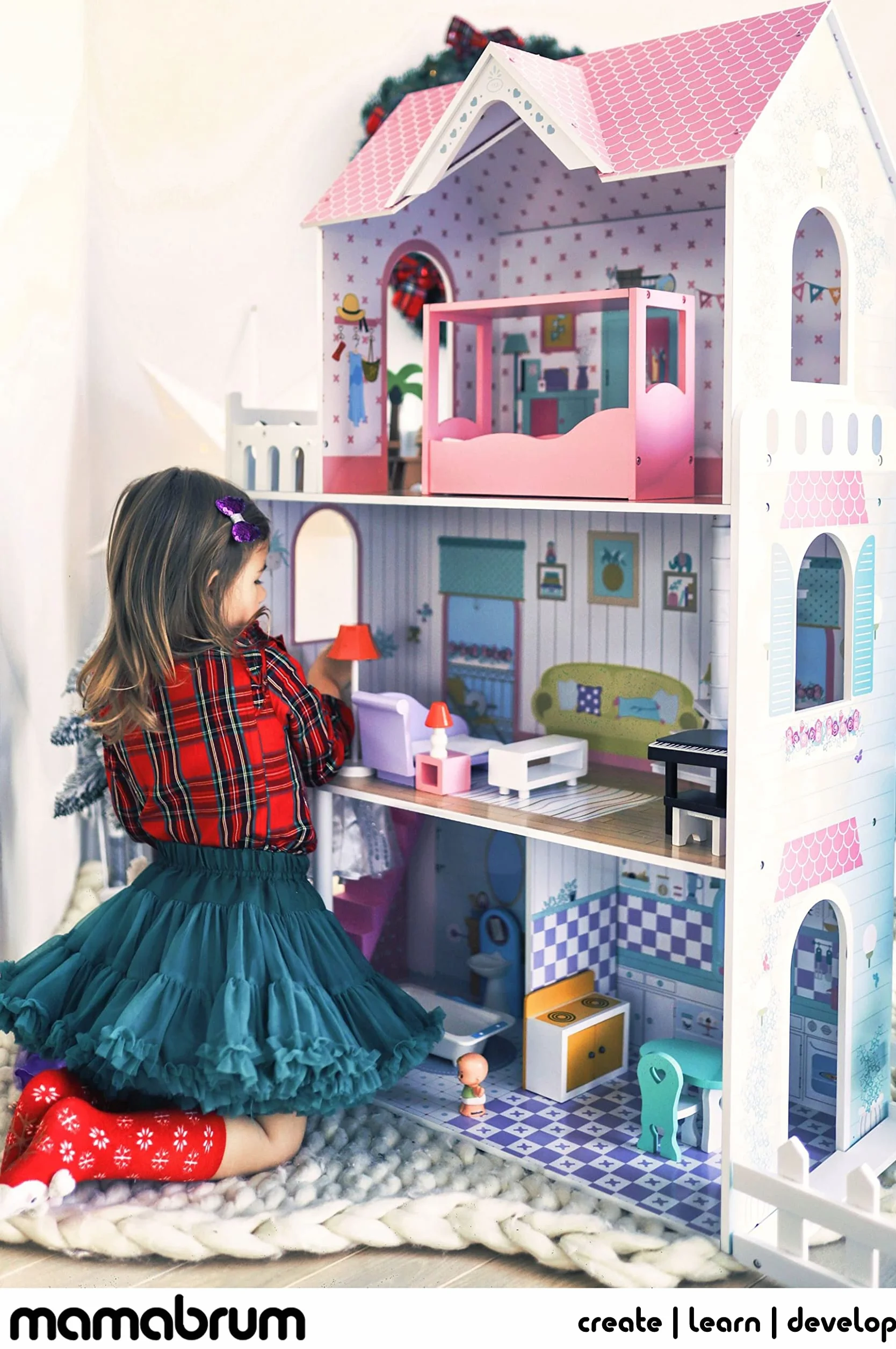 Mamabrum Casa de Muñecas de Madera XXL con LED – Casita de Muñecas de 3 Pisos con Muebles, Jardín y Accesorios – Casa de Barbie de Madera Educativa para Niñas +3 Años