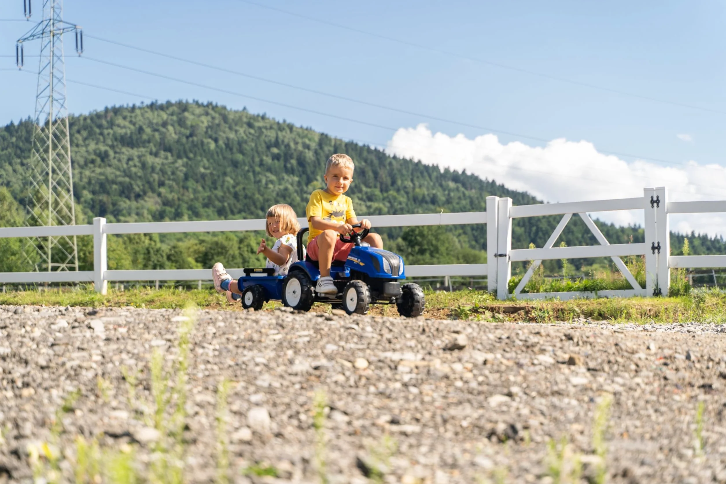 Falk - Tractor de Pedales New Holland con Remolque - A Partir de 2 años - Fabricado en Francia - Capó abatible - Volante direccional con bocina - 3080AB