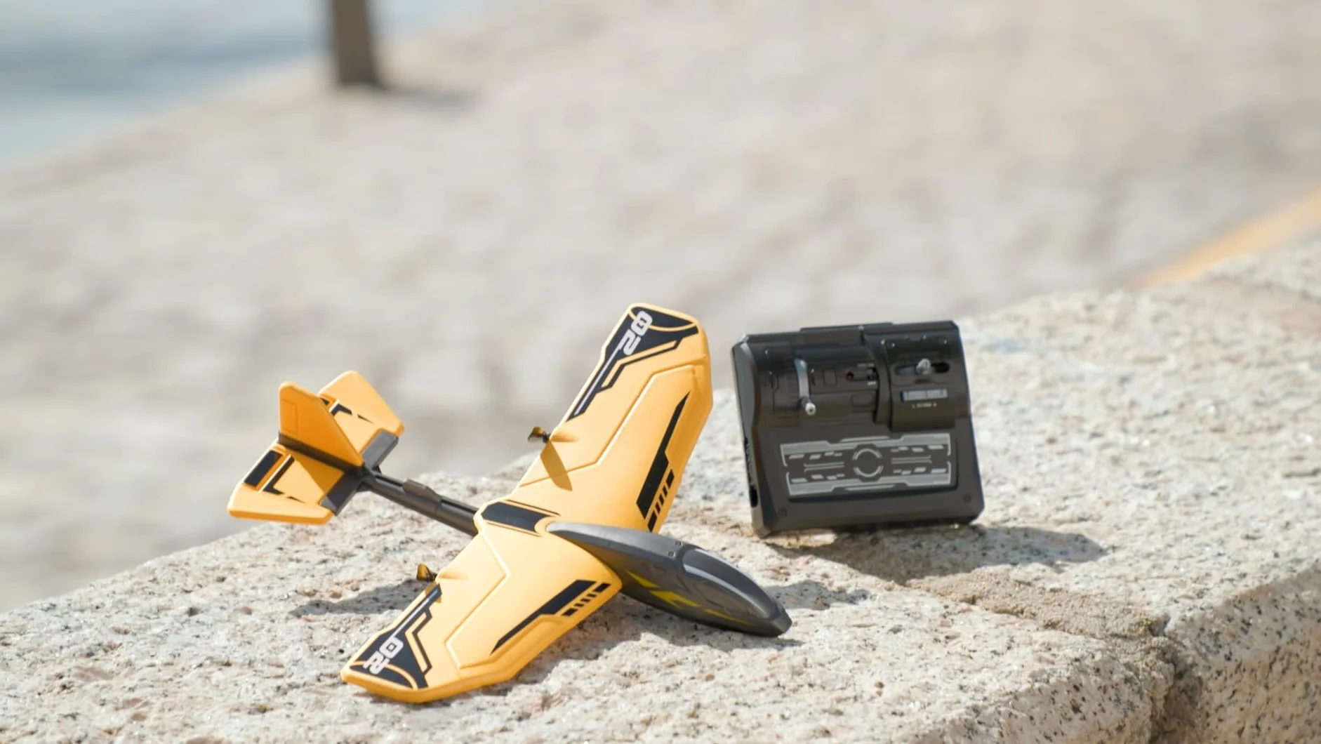 Flybotic - Avión Teledirigido Hornet EVO - Material con Memoria de Forma - Juguete Radiocomandado Volador para niños y Adultos - Interior/Exterior - A Partir de 8 años.