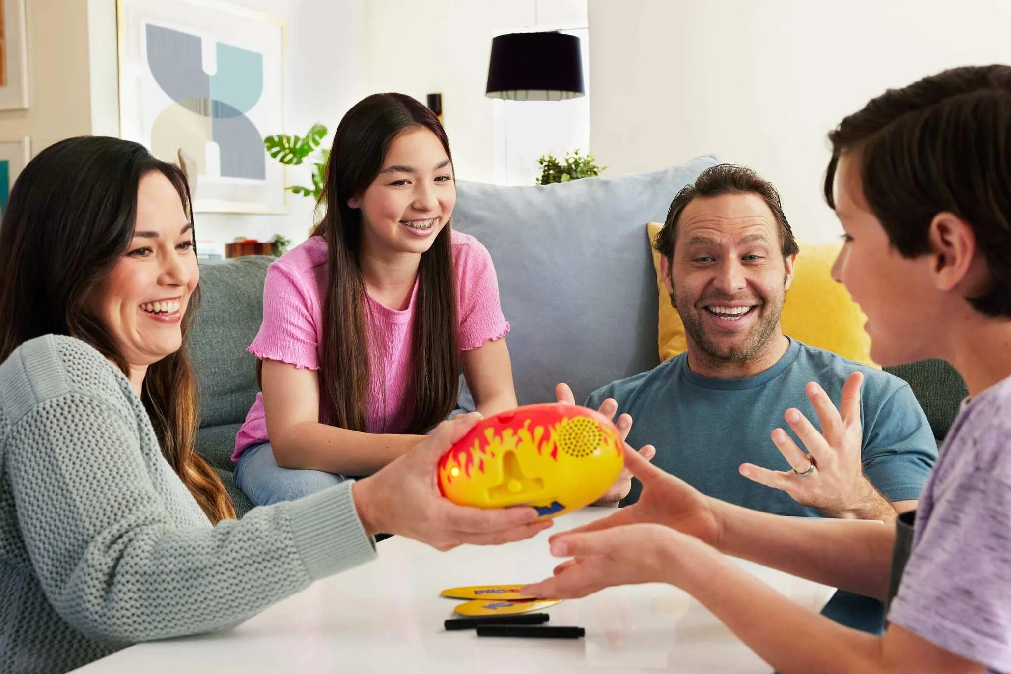 Mattel Games Pictionary Pic-Tato Juego de la patata caliente familiar con música y pistas en español JHC62