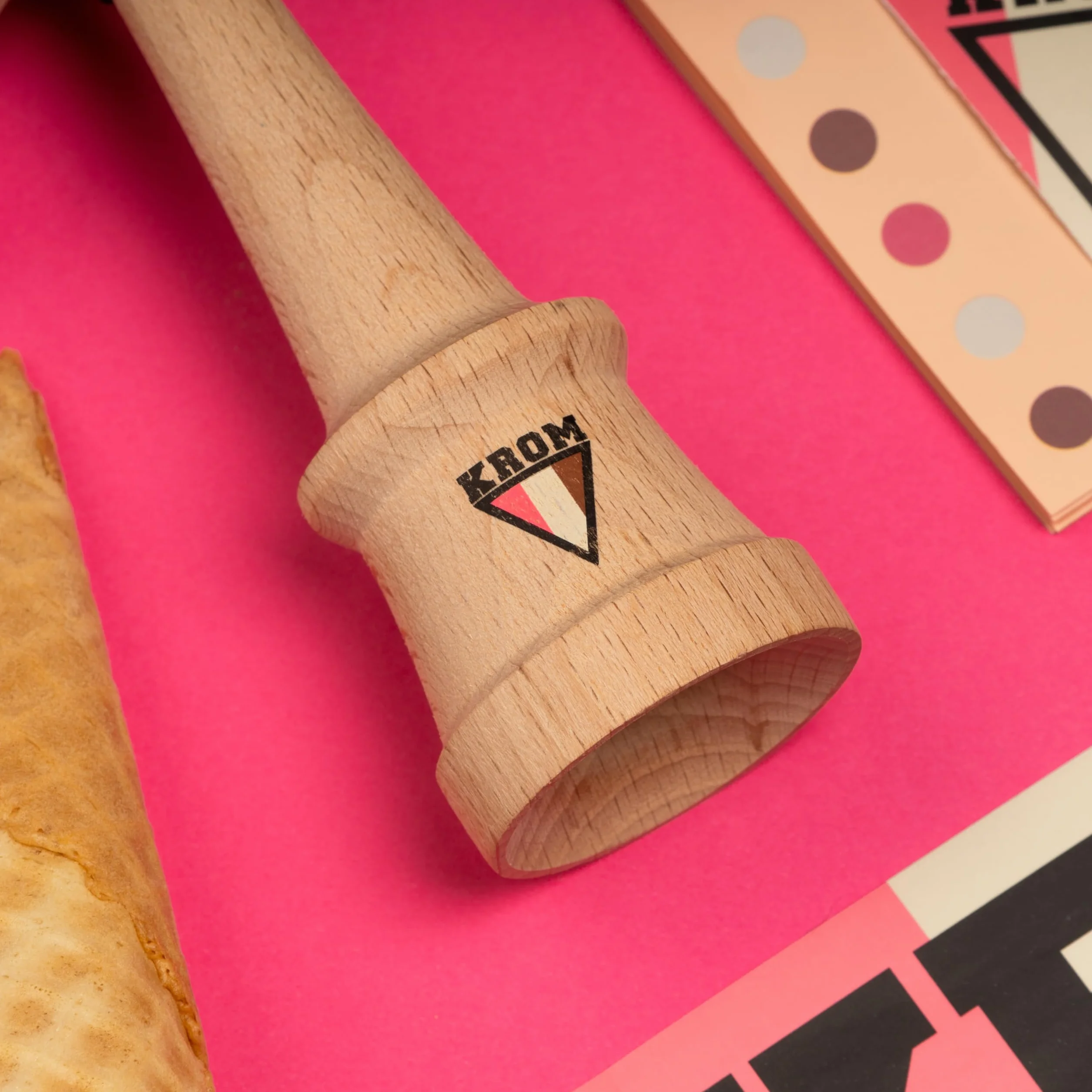 KROM Kendama STROGO Neapolitan Strawberry – Kendama de Madera para Principiantes y Jugadores avanzados – Juego de Habilidad para Uso Interior y Exterior – Juguete de Madera con Cuerda y Bola