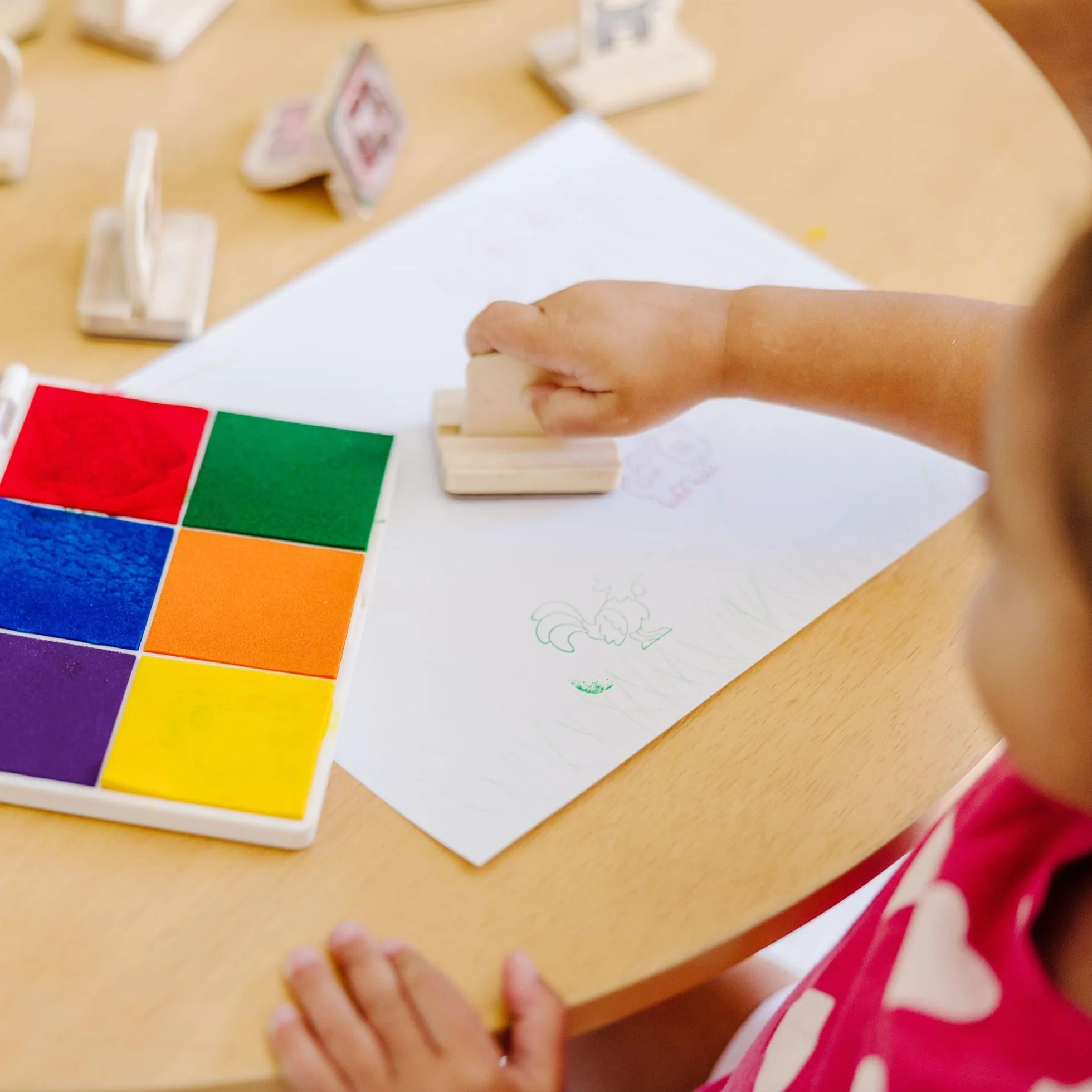 Melissa & Doug Almohadilla de tinta para estampar, Tinta lavable multicolor para sellos, Juguete creativo, Actividades creativas, Juego creativo para niños y niñas de 3 4 5 6 7 años