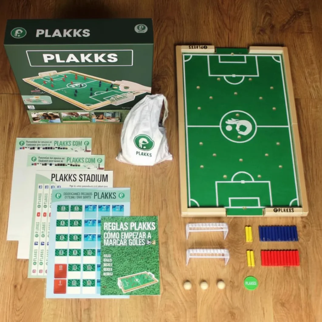 PLAKKS | Juego de Mesa de Fútbol | De 3 a 99 Años | 2 a 4 Jugadores | para Niños y Adultos | Juego de Madera | Juego de Habilidad | para Toda la Familia | Futbolín de Mesa