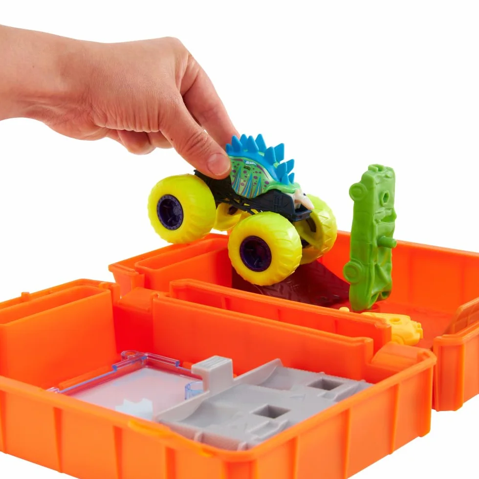 Hot Wheels Monster Trucks Reposta y arranca Pista para coches de juguete con forma de bidón de gasolina, incluye 2 vehículos, + 4 años (HXT04)