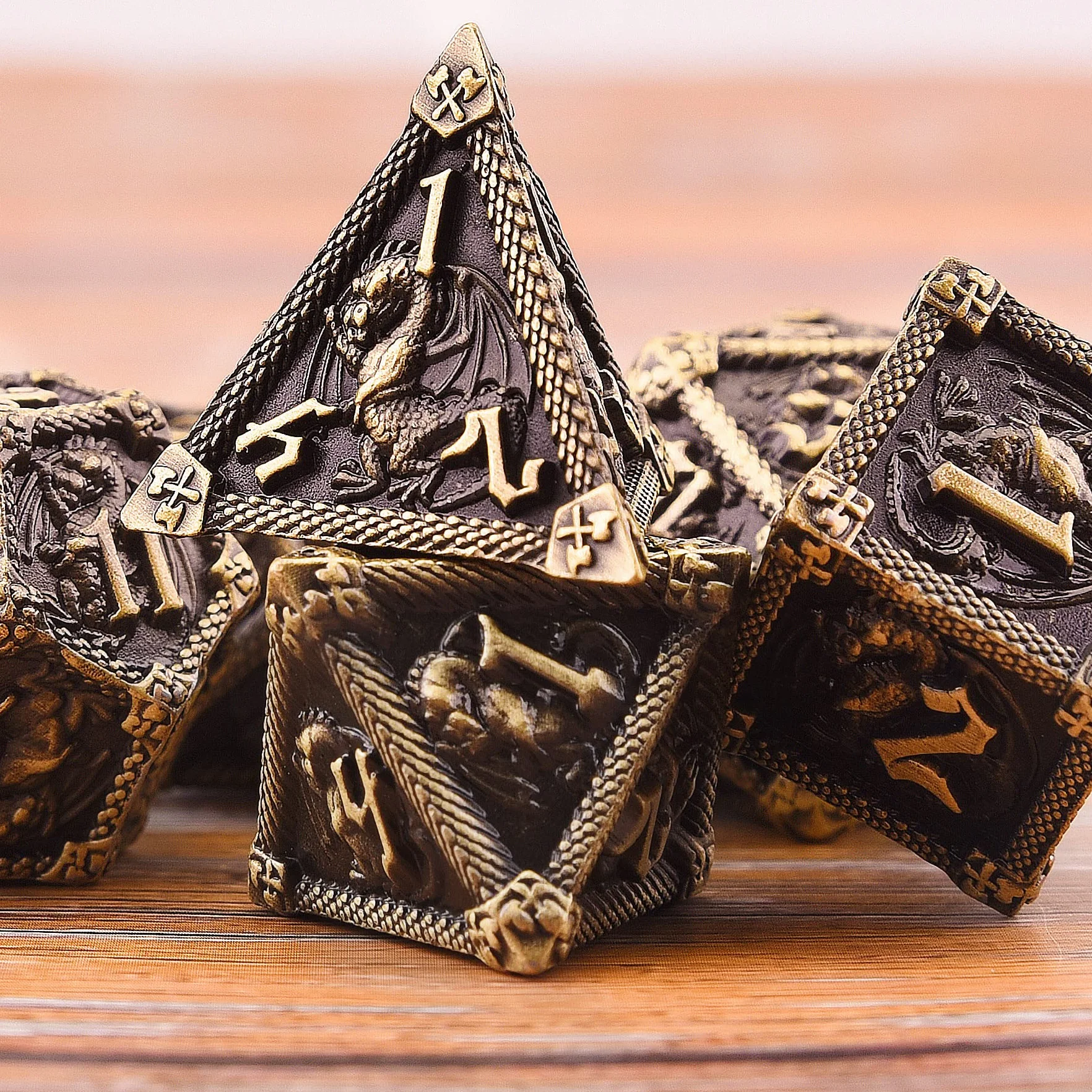SIQUK 7 Piezas Juego de Dados Metálicos Poliédricos D20 D12 D10 D% D8 D6 D4 para Dungeons and Dragons MTG RPG, Bronce