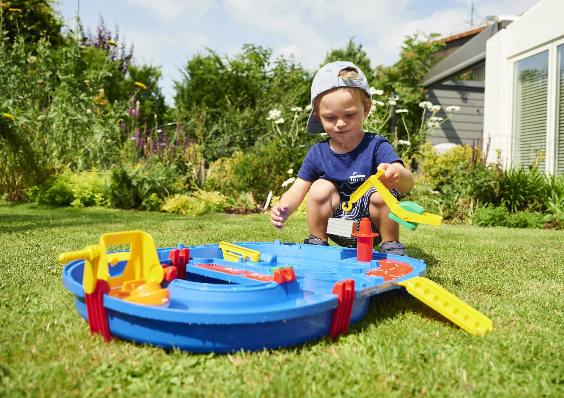 AquaPlay - 8700001501- Circuito de Juego acuático Start Set 21 Piezas - con Barco portacontenedores, vehículo Anfibio y Figura