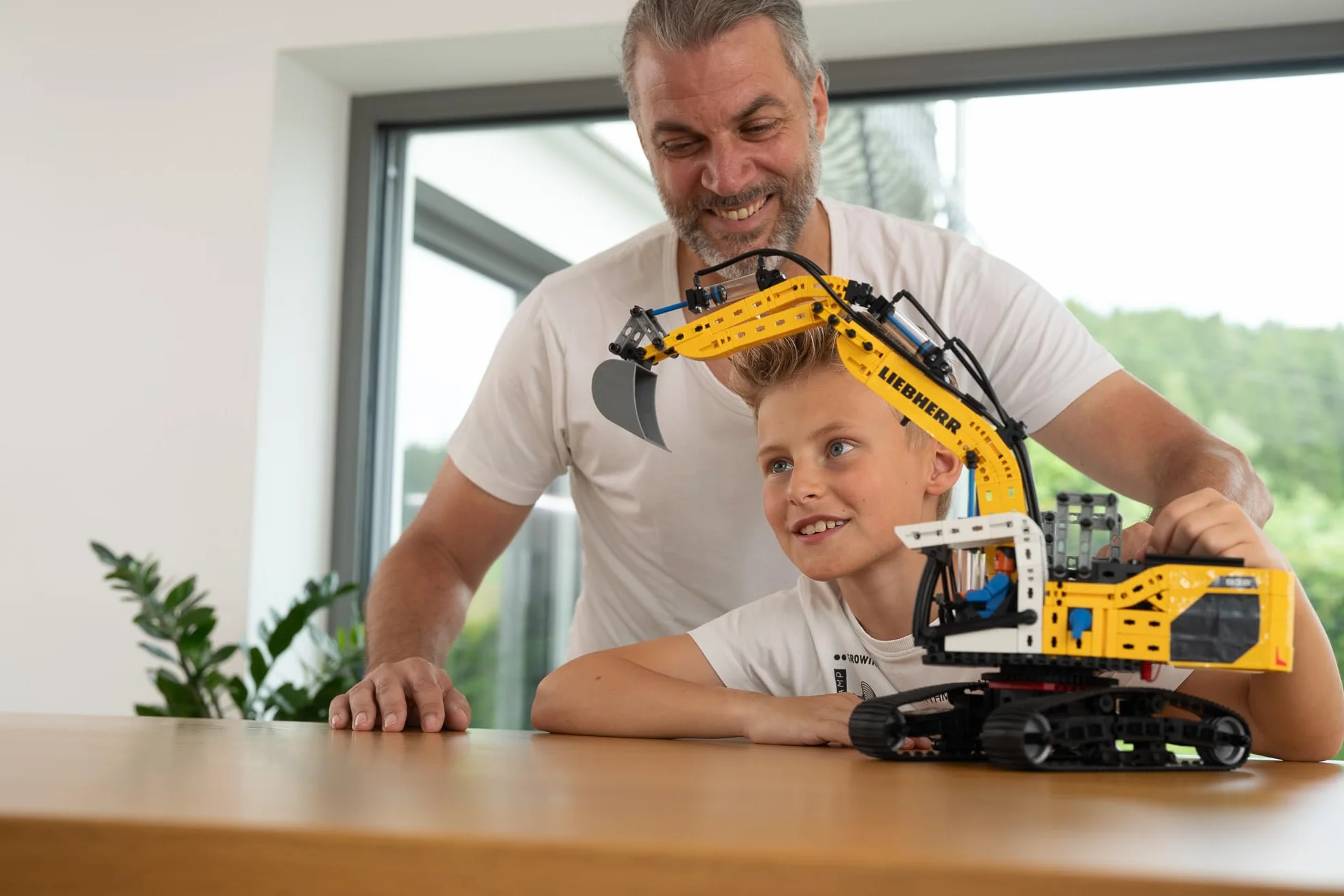 fischertechnik 576450 Liebherr R938 Excavadora Neumática – Kit de construcción Realista para niños Desde 10 años y Adultos, 689 Piezas, Amarillo