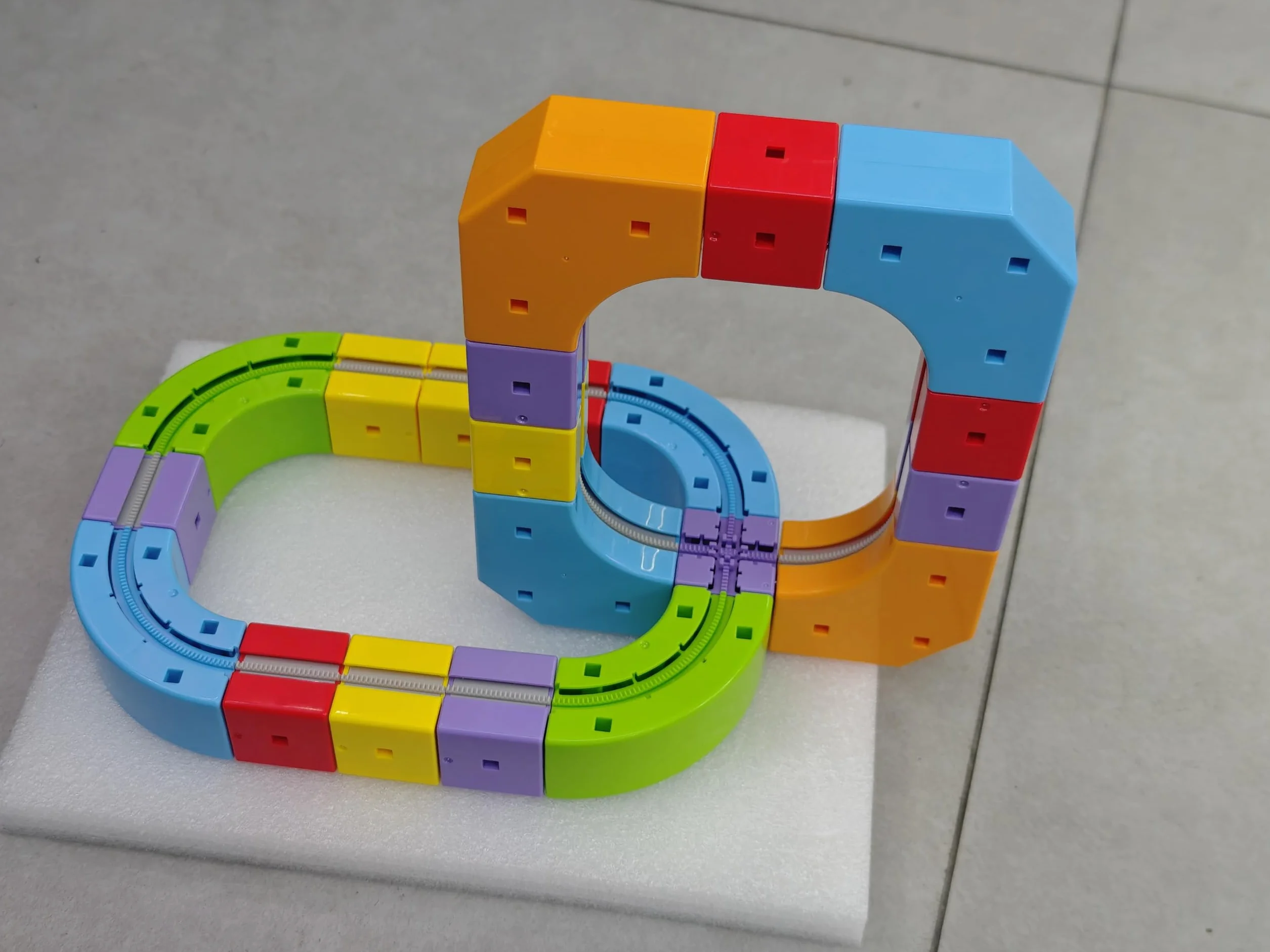 51 Piezas Juego de Trenes de Cubos mágicos, Juego de Trenes eléctricos, diseños 3D Integrados, Pista de Carreras Flexible, Juguete de construcción de automóviles motorizados