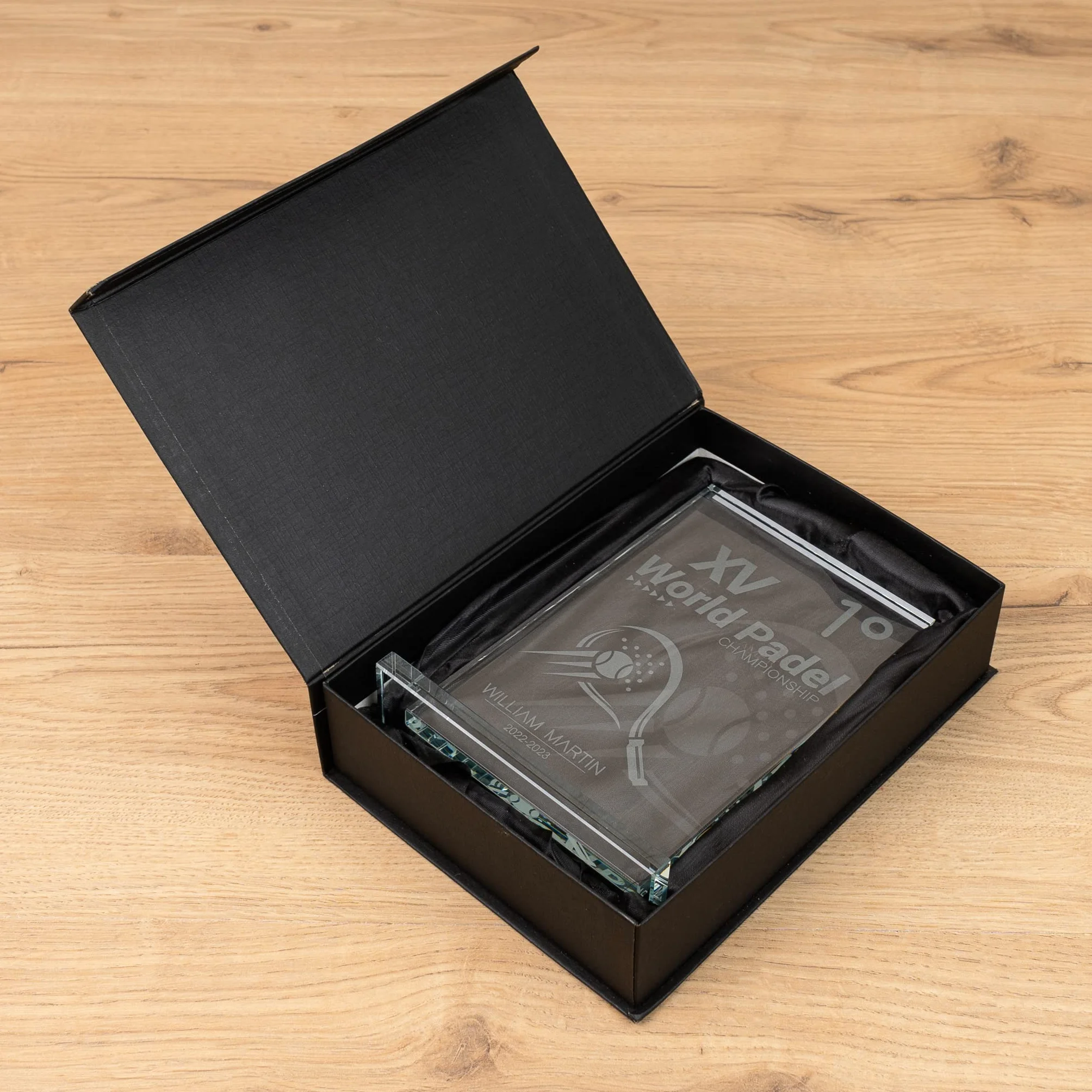 Trofeo Personalizado con Nombre y Texto Cristal Grabado Escala de Grises Rectangular 12x19 cm Incluye Estuche