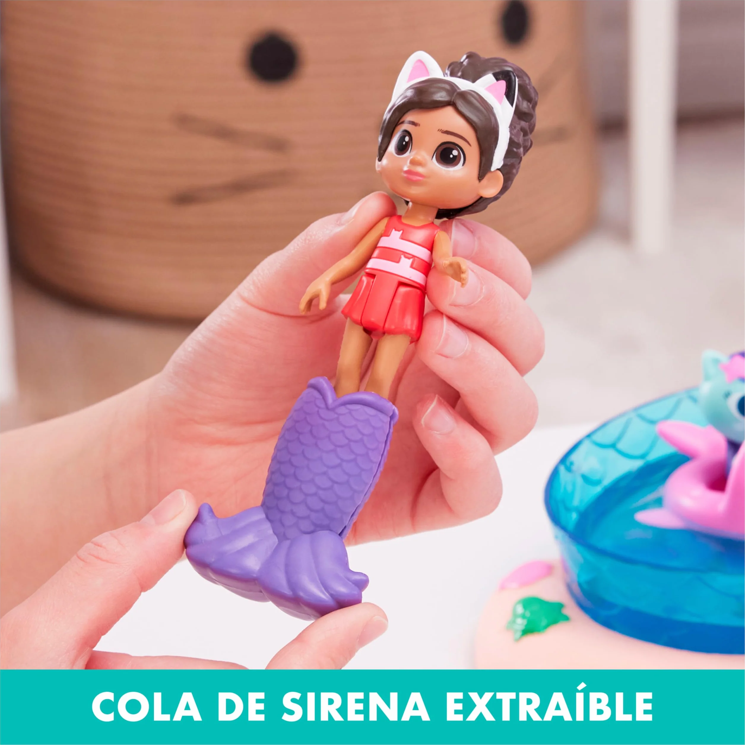 LA CASA DE MUÑECAS DE GABBY - Piscina con Figura de Gabby y Siregata, Colas de Sirena que Cambian de Color y Accesorios de Piscina - 6067878 - Juguetes Niñas 3 Años + Regalo Niña 3 años +