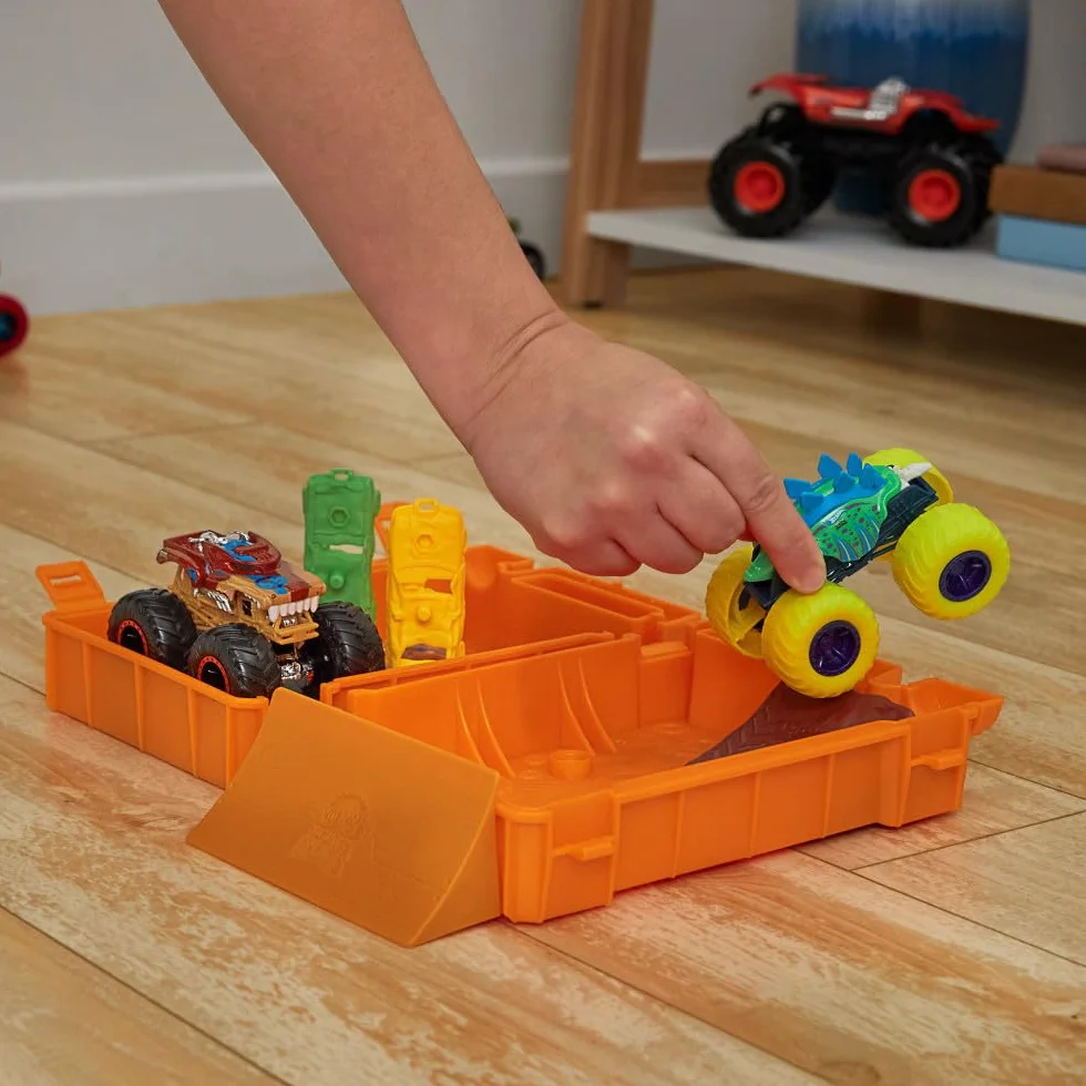 Hot Wheels Monster Trucks Reposta y arranca Pista para coches de juguete con forma de bidón de gasolina, incluye 2 vehículos, + 4 años (HXT04)