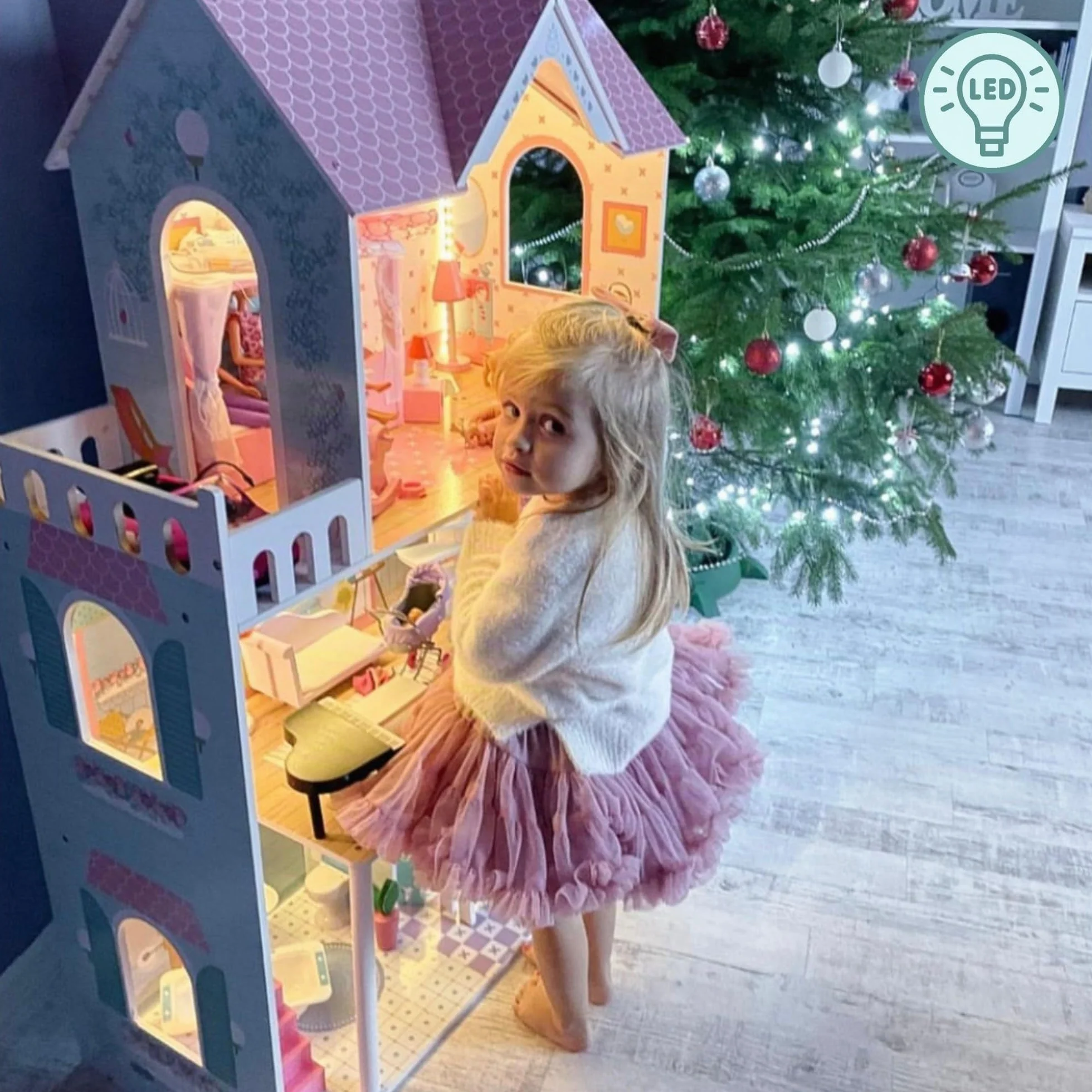 Mamabrum Casa de Muñecas de Madera XXL con LED – Casita de Muñecas de 3 Pisos con Muebles, Jardín y Accesorios – Casa de Barbie de Madera Educativa para Niñas +3 Años