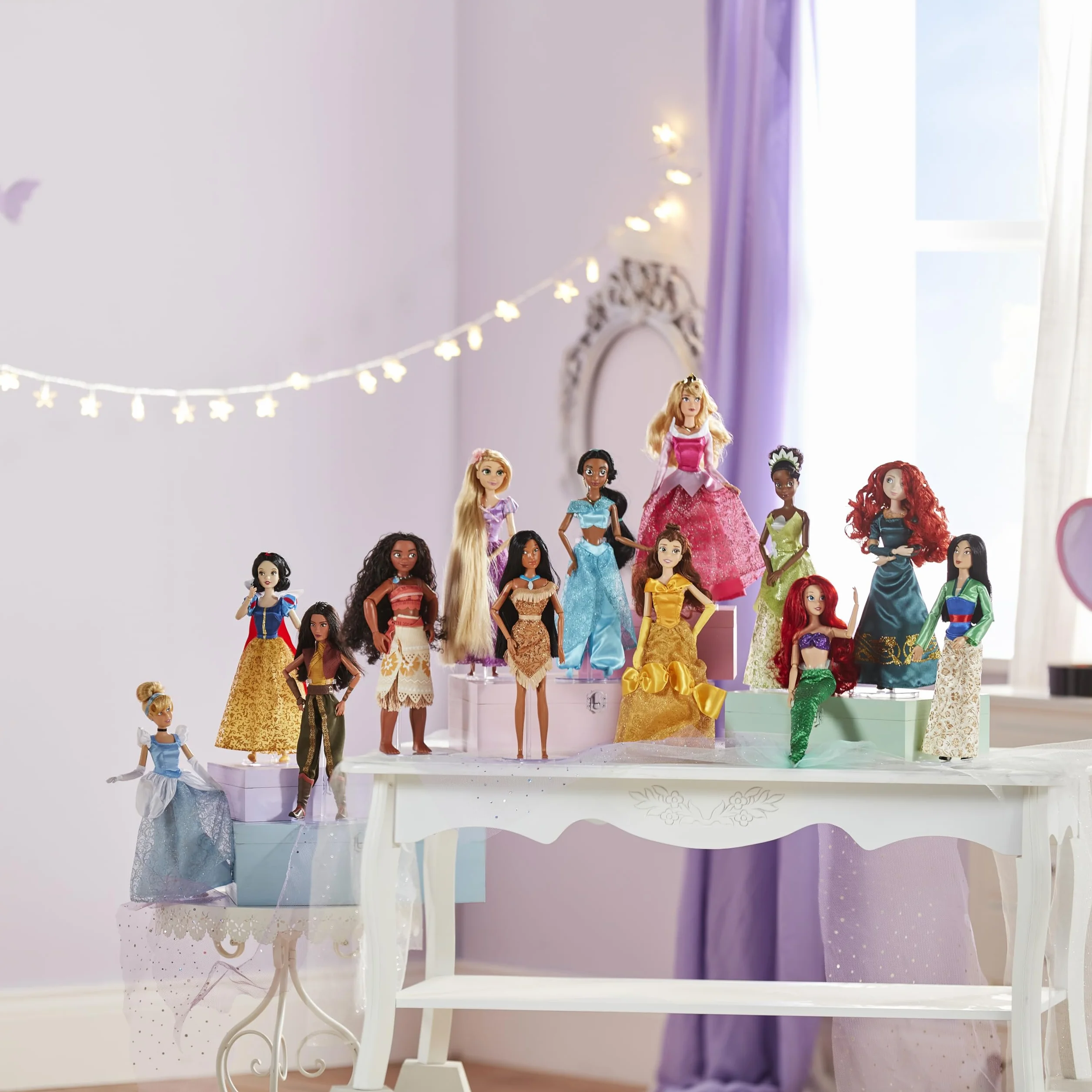 Disney Store Official, Enredados, Rapunzel, muñeca clásica, 29 cm, muñeca de Princesa Disney Totalmente posable con un Precioso Vestido Morado, Incluye Cepillo de Juguete, para Mayores de 3 años