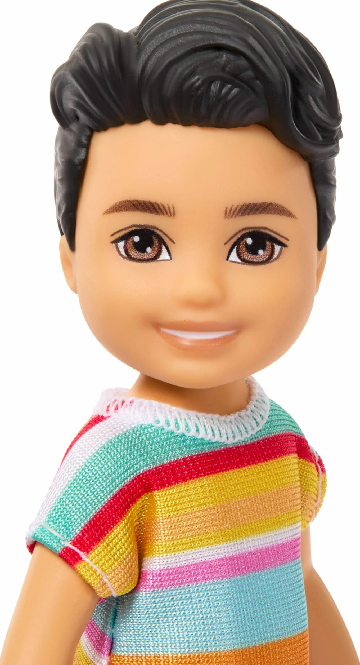 Barbie Club Chelsea Koji, muñeco pequeño de 15,24cm con Pelo castaño, Camiseta con Estampado de Rayas, Pantalones Cortos y Zapatos extraíbles, JJB36