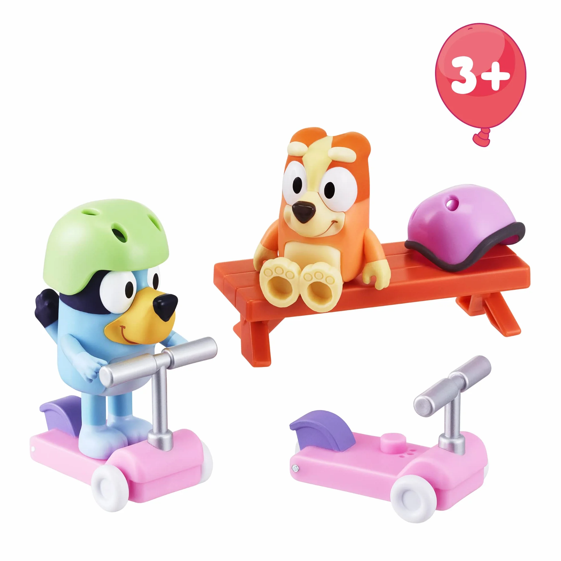 Bluey - Vehículos Scooters, con 2 Figuras de los protagonistas de la Serie, Bingo la Hermana de Blue, y de Accesorios 2 patinetes Scooter con Ruedas y 2 Cascos, +3 años de Edad, Famosa (BLY12100)