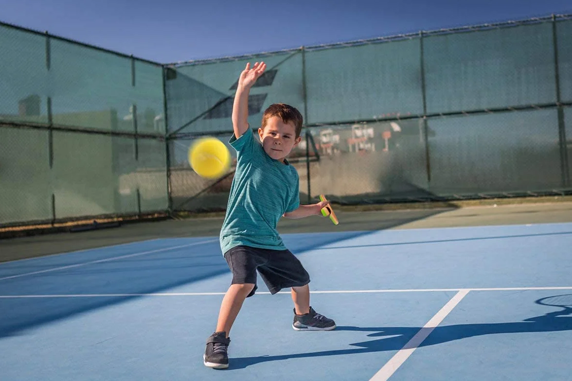 Juego de Raquetas de Tenis para niños, de 17 Pulgadas, con 4 Pelotas Suaves y 6 Volantes de bádminton para niños pequeños, Deportes en Interiores y Exteriores