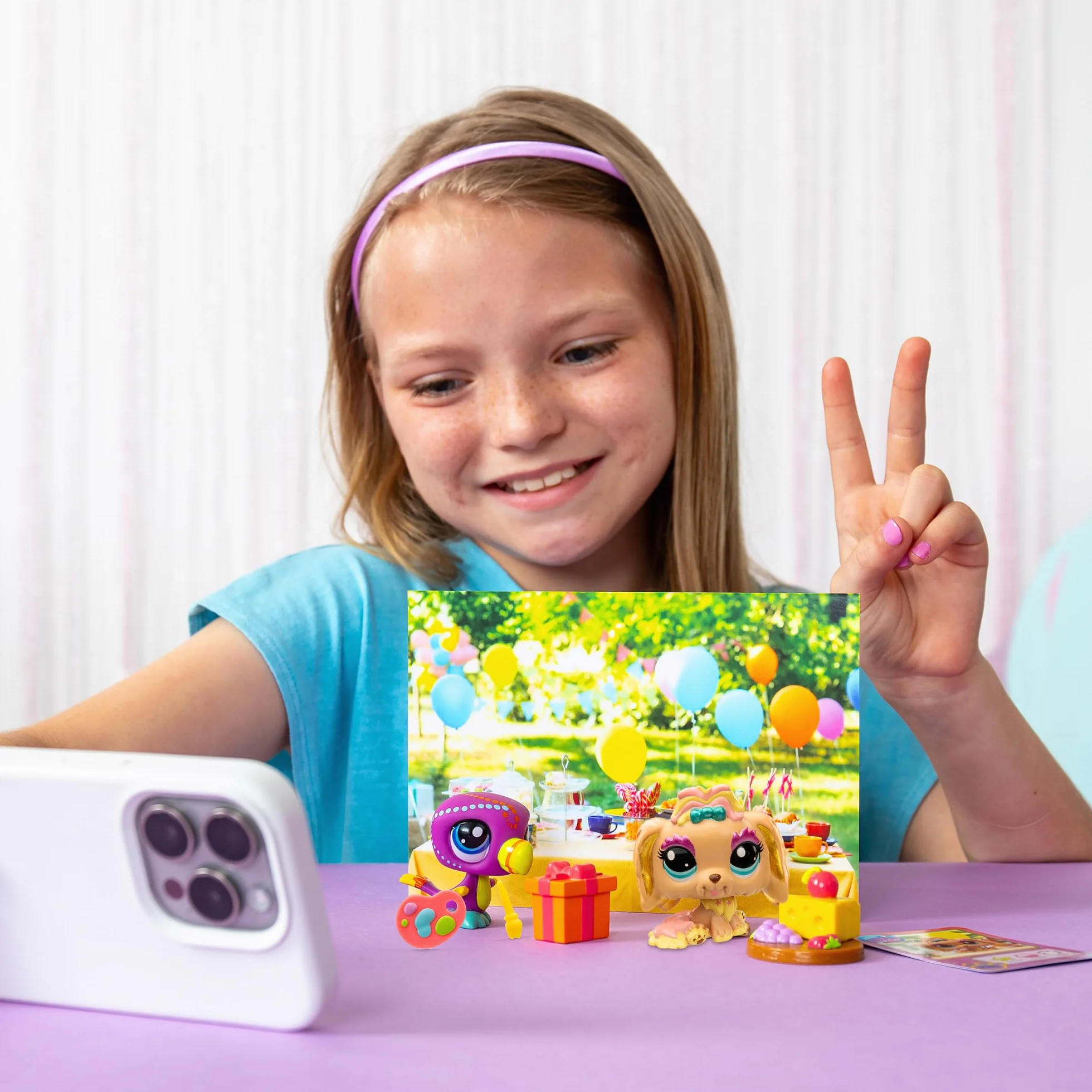BANDAI Littlest Pet Shop Pack PETFLUENCERS Fiesta AL Aire Libre BF00572 Incluye 2 Mascotas, 4 Accesorios, 1 Fondo, 1 Tarjeta de coleccionista, 1 código Virtual, Generación 7, 4 años+