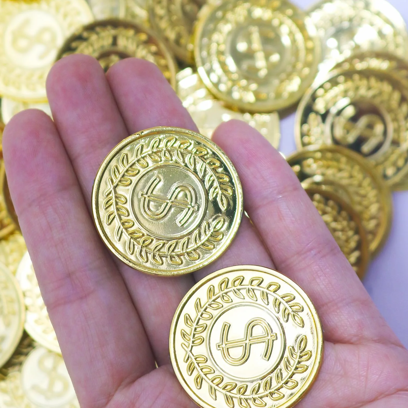 soitzhoc 100 piezas monedas de plastico，dinero de juguete，monedas de oro falsas,monedas juguete，monedas de oro de juguete para la caza del tesoro y los regalos de fiestas