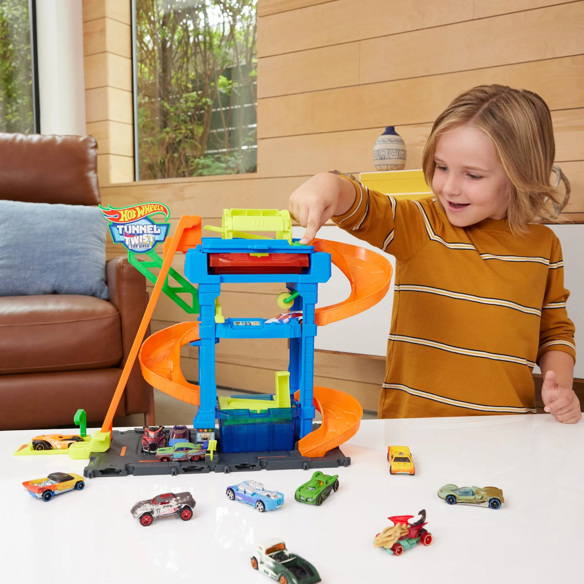 Hot Wheels City “Let's Race - ¡a correr!” Netflix -Túnel de lavado con giros Pista para coches de juguete, incluye 1 vehículo color shifter, +4 años (Mattel HTN80)