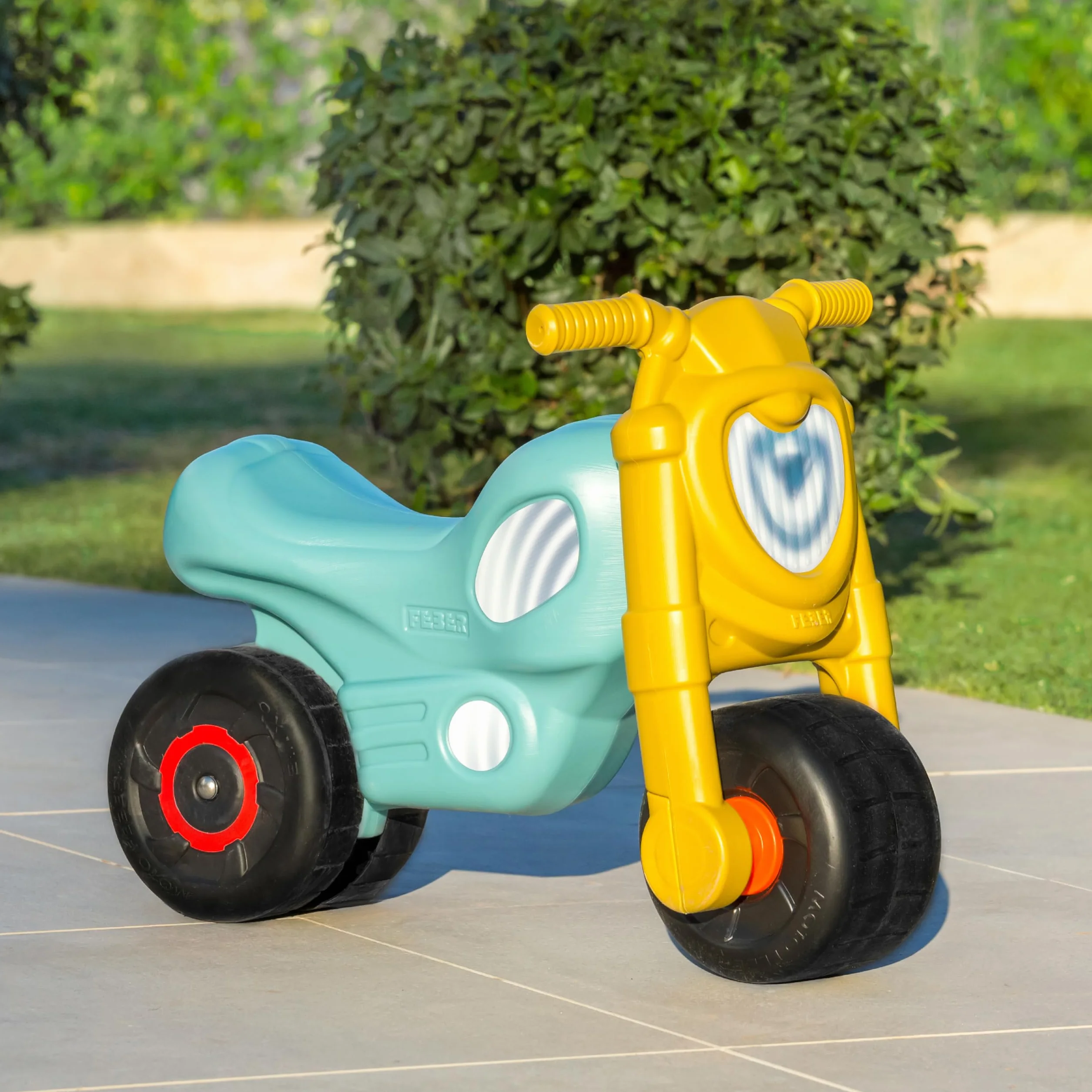 FEBER - Motofeber Casual, Correpasillos con Forma de Moto con un Diseño Que Transmite Relajación, Estable y Seguro, Desarrollo niños y niñas de 18 Meses a 3 años, Famosa (FED30000)