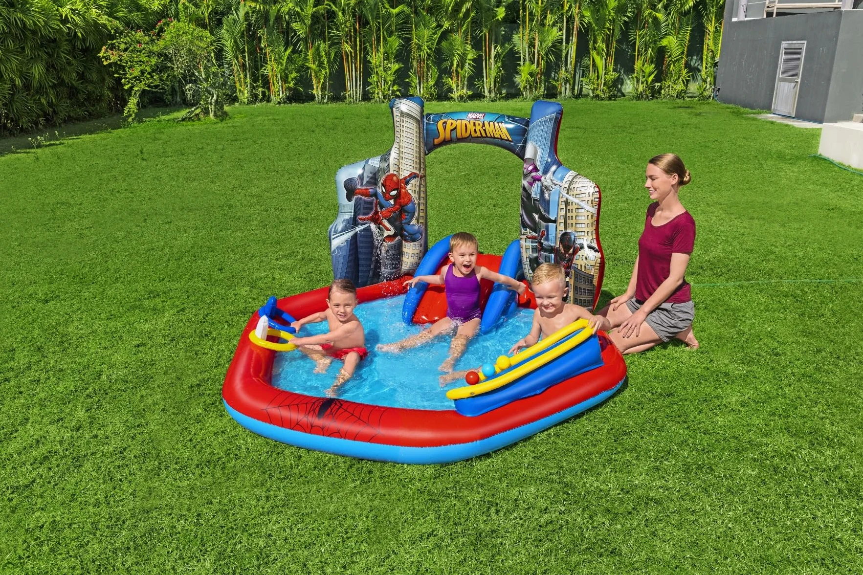 6'11" x 6'9" x 50"/2.11m x 2.06m x 1.27m Play Center
