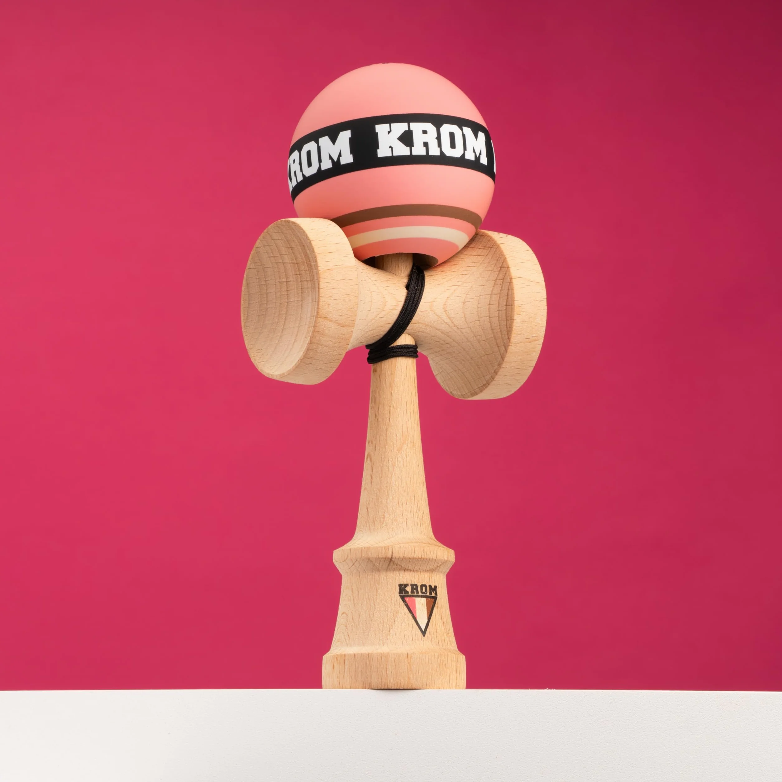 KROM Kendama STROGO Neapolitan Strawberry – Kendama de Madera para Principiantes y Jugadores avanzados – Juego de Habilidad para Uso Interior y Exterior – Juguete de Madera con Cuerda y Bola
