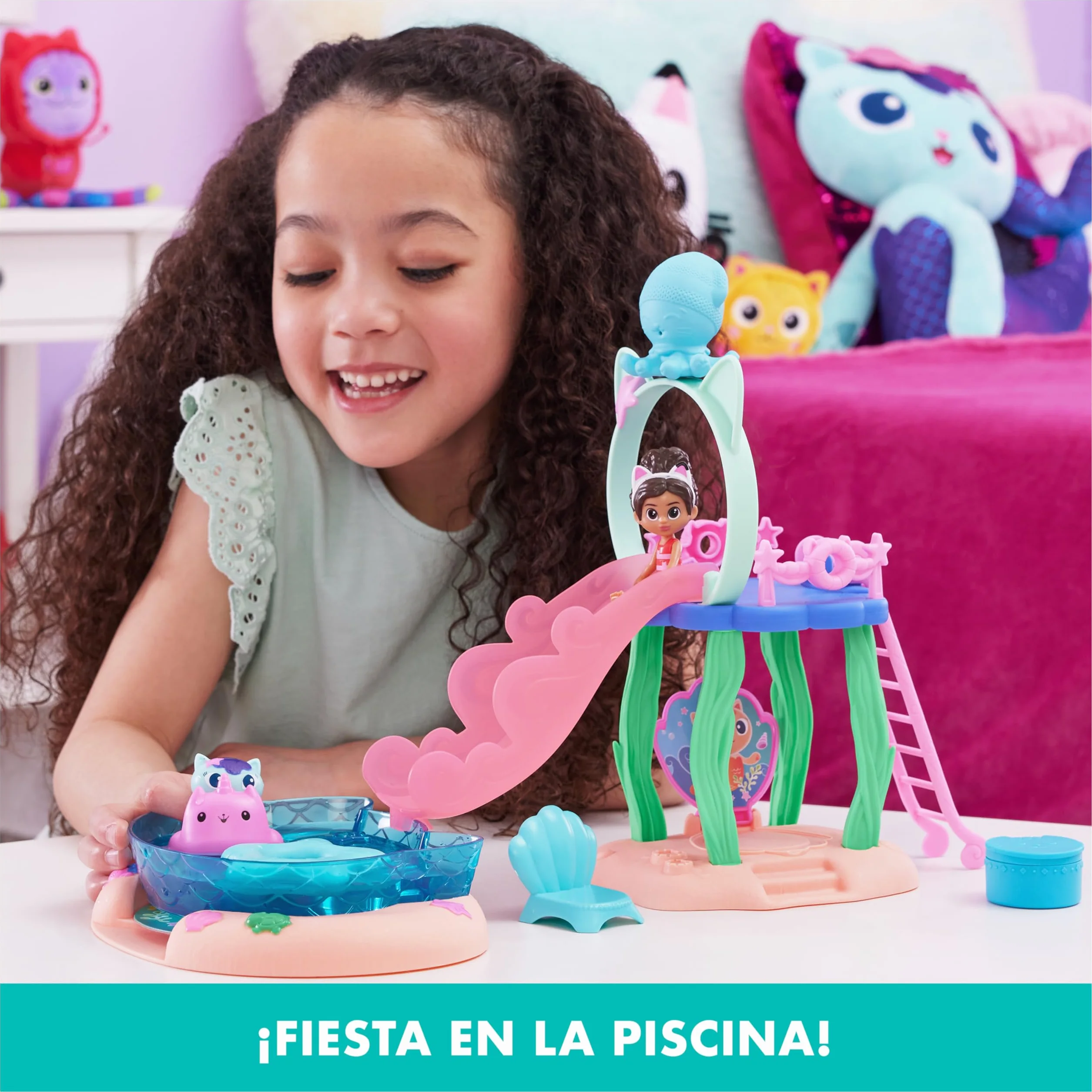 LA CASA DE MUÑECAS DE GABBY - Piscina con Figura de Gabby y Siregata, Colas de Sirena que Cambian de Color y Accesorios de Piscina - 6067878 - Juguetes Niñas 3 Años + Regalo Niña 3 años +
