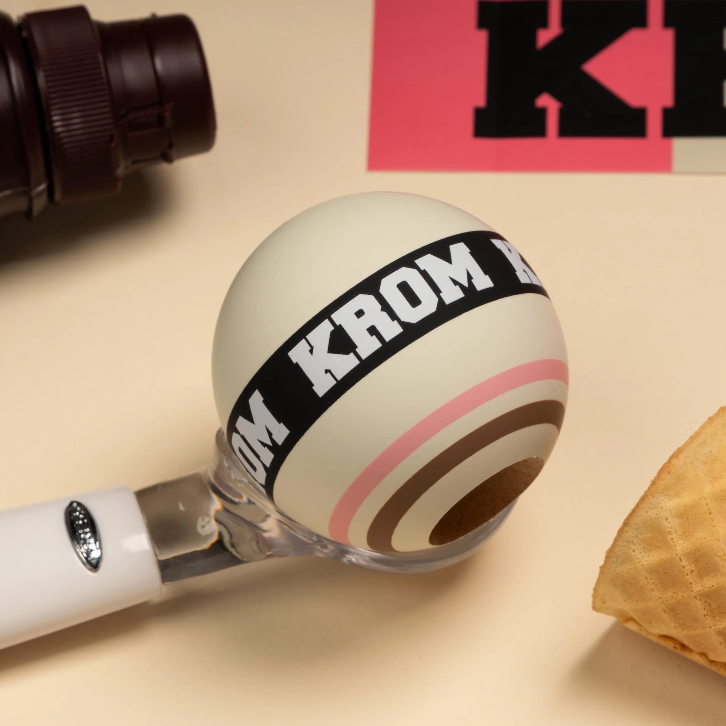 KROM Kendama STROGO Neapolitan Vanilla – Kendama de Madera para Principiantes y Jugadores avanzados – Juego de Habilidad para Uso Interior y Exterior – Juguete de Madera con Cuerda y Bola