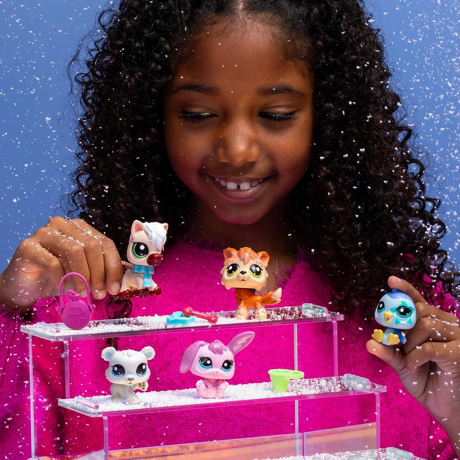 BANDAI Littlest Pet Shop Pack DE 5 Winter Besties BF00573 Incluye 5 Mascotas, 7 Accesorios adorables, 1 Tarjeta de coleccionista, 1 código Virtual, Cabezas Móviles, para Edades de 4 años+