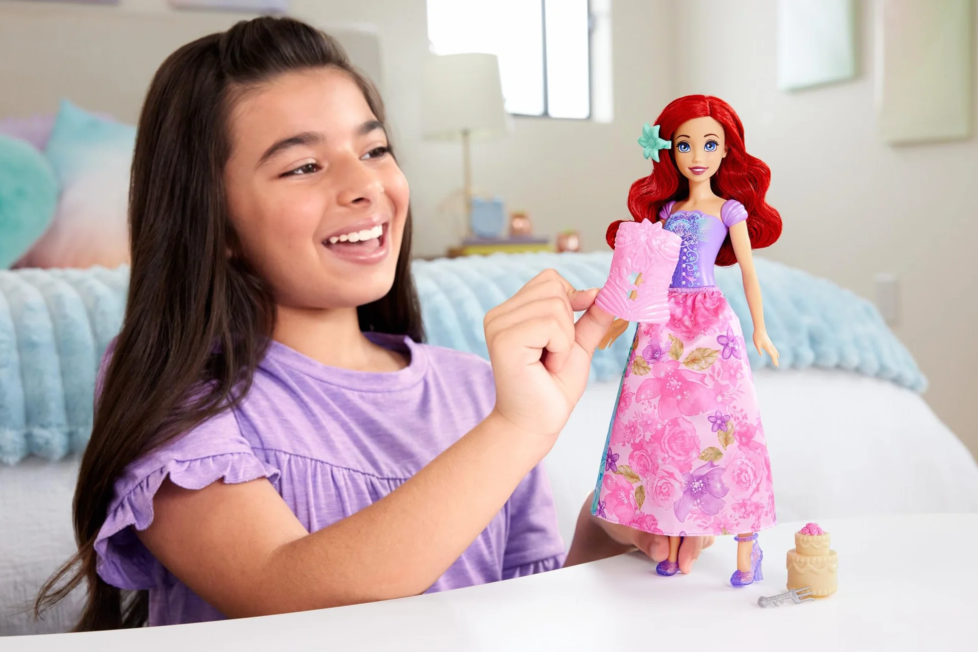 Mattel Disney Princess Spin & Reveal Ariel, Muñeca princesa con falda de flores, incluye 11 sorpresas como 5 accesorios y 5 pegatinas, juguete regalo para niños y niñas +3 años, HTV88