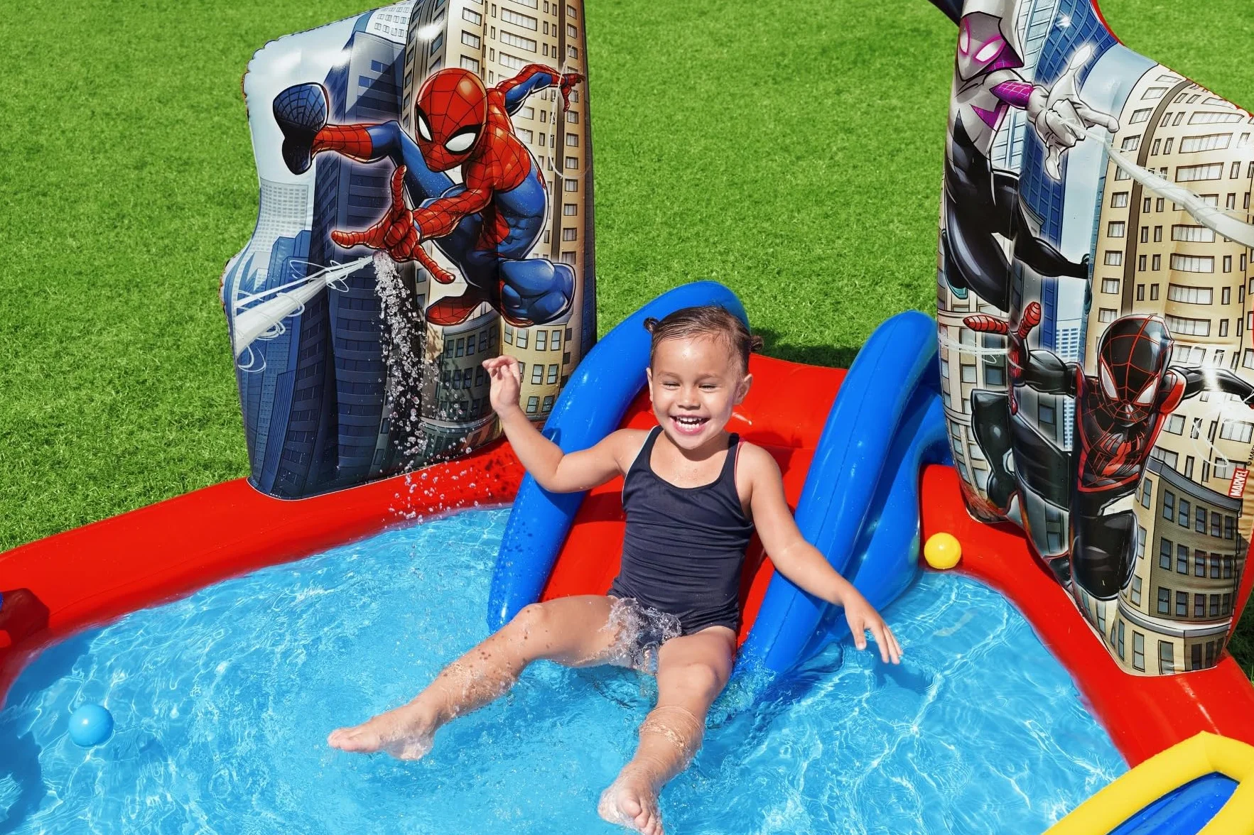 6'11" x 6'9" x 50"/2.11m x 2.06m x 1.27m Play Center