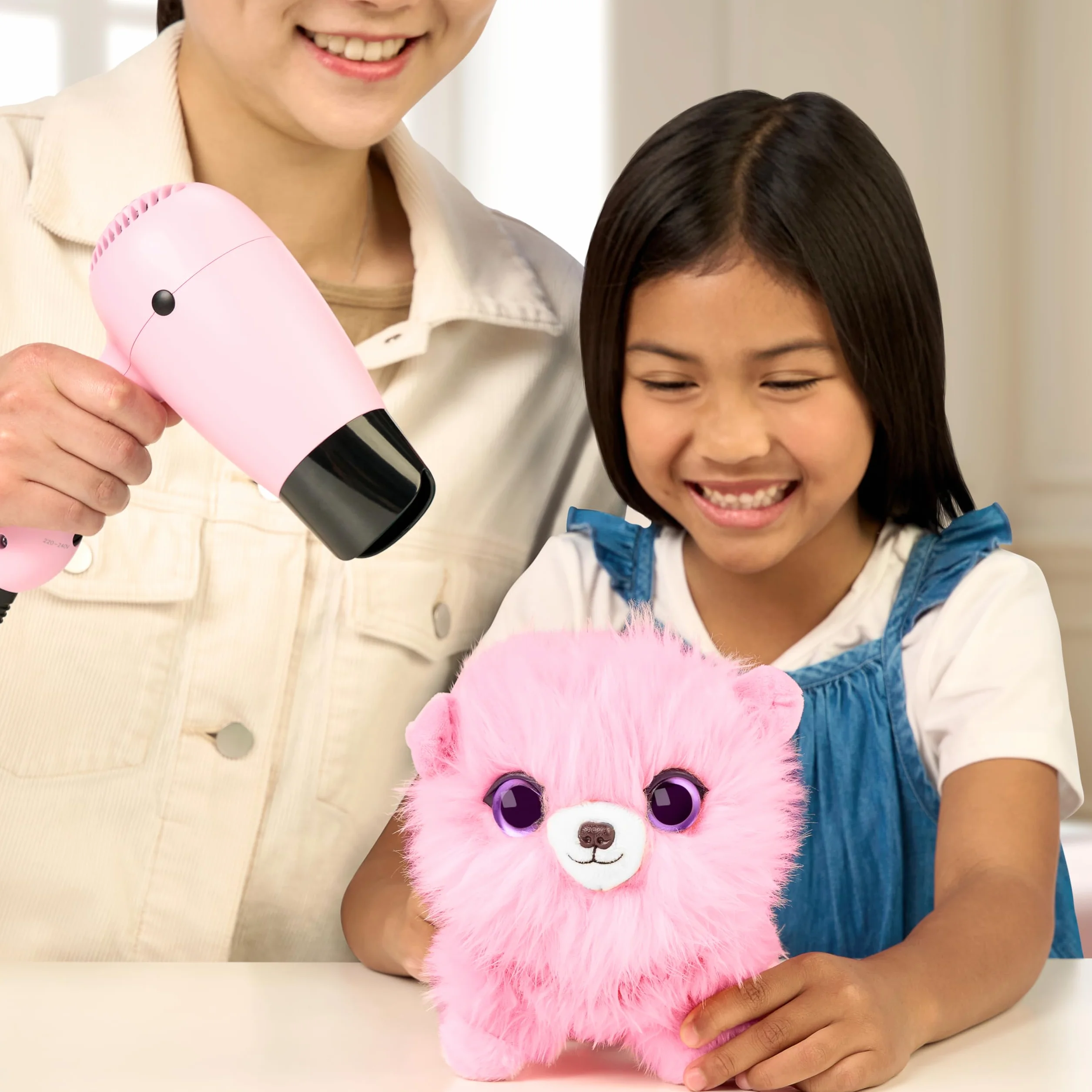 SCRUFFALUVS Little Live Pets Scruff Mascota Rosa - Peluche Sorpresa, 19 cm - Lava para Descubrir 1 de 3 Mascotas rescatadas: Perrito, Conejito o Gatito - Incluye un transportín Deluxe de 22 cm