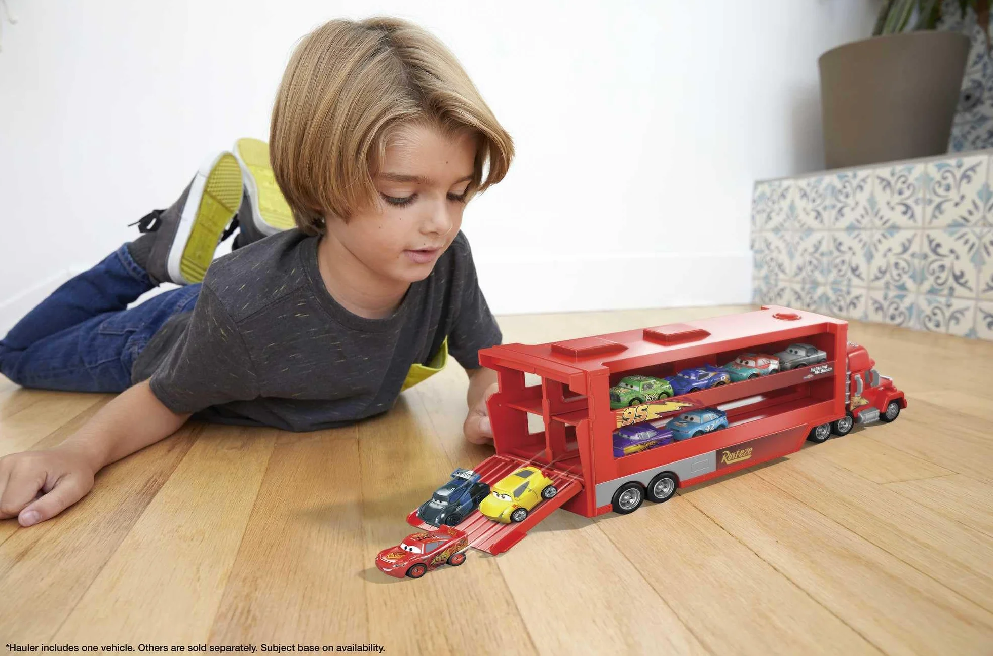 Mattel Disney Cars 3 Mack Supercamión de transporte de coches de juguete GNW34
