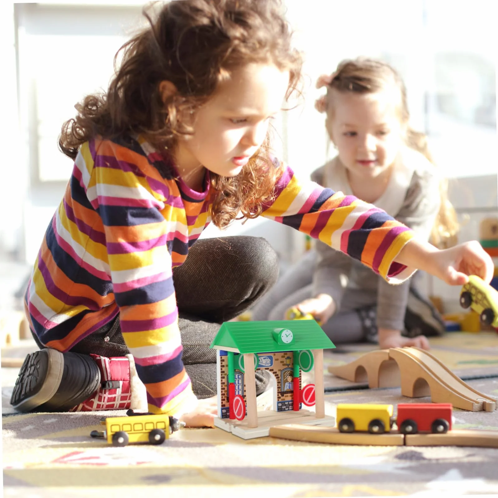 Toyvian Accesorio Superficie Pulida y Resistente de Estación de Tren de Juguete de Madera para Juegos Infantiles en Interiores y Exteriores