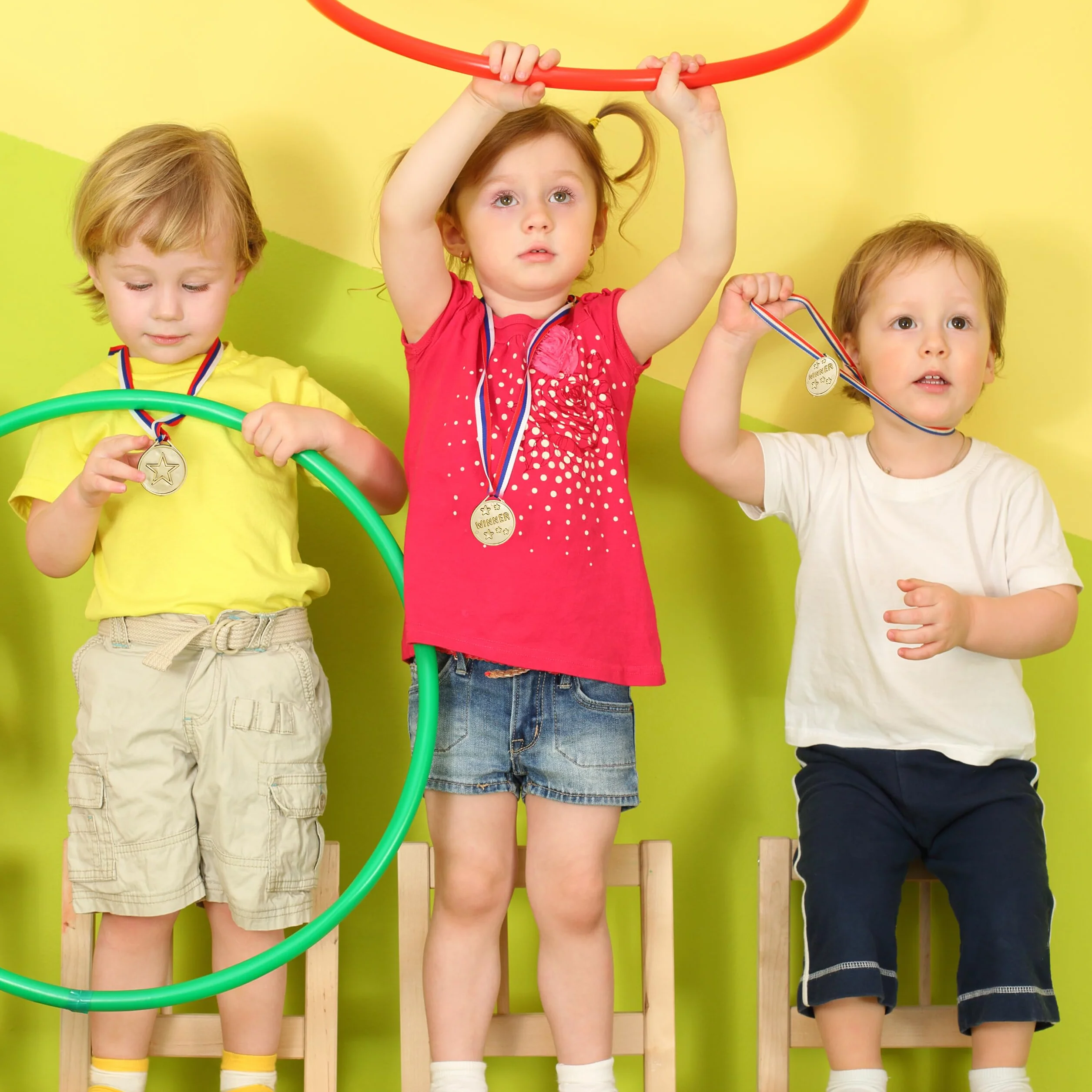 Relaxdays Aire Libre para niños en el Set Juegos Infantiles de Exterior, Gincana, Carrera de Sacos, de Huevos y de Tres Piernas, 24 Medallas, Multicolor, Poliéster, 90 x 50 x 40 cm