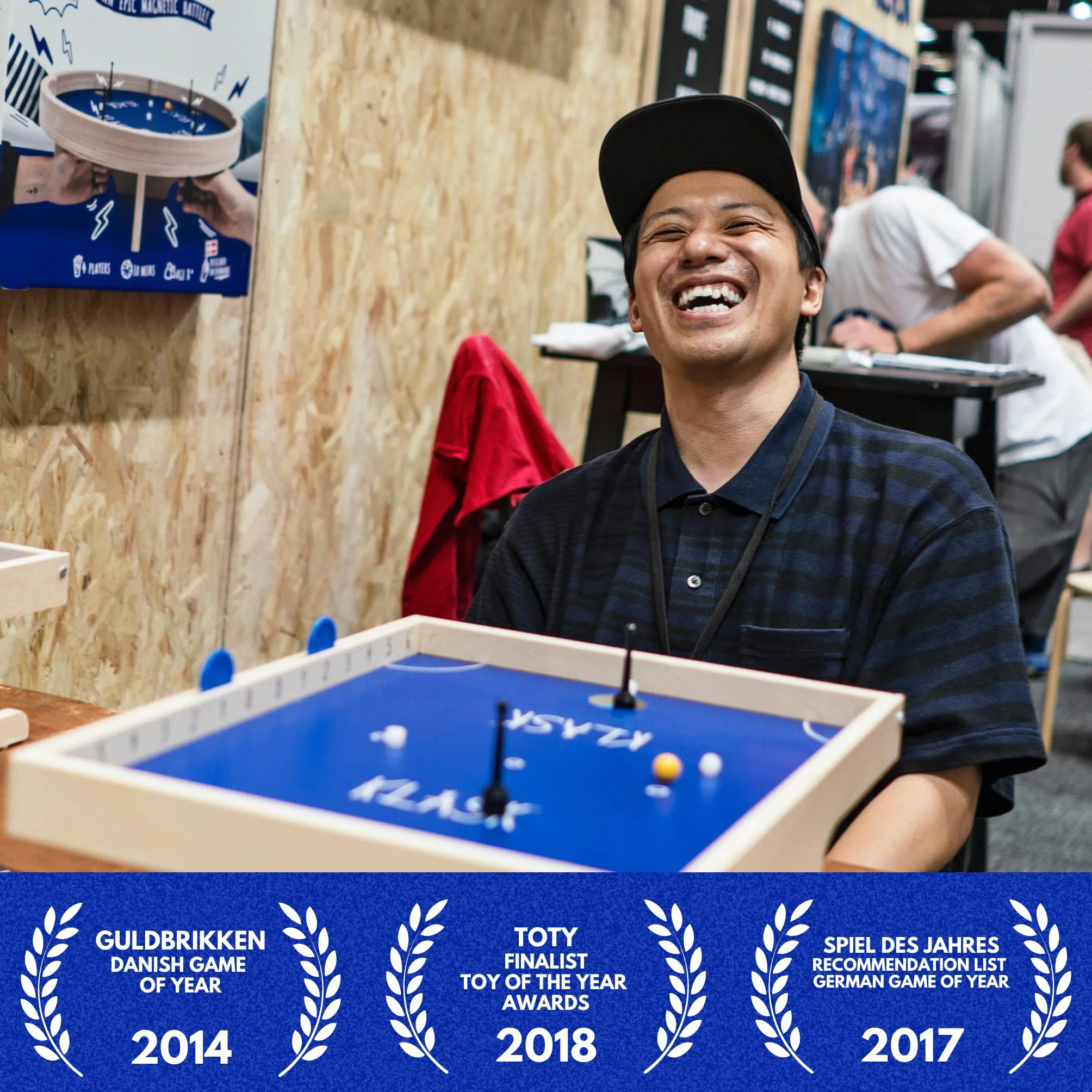 KLASK: The Magnetic Award-Winning Party Game of Skill - Juego de habilidad para niños y adultos de todas las edades que es medio futbolín, mitad hockey de aire
