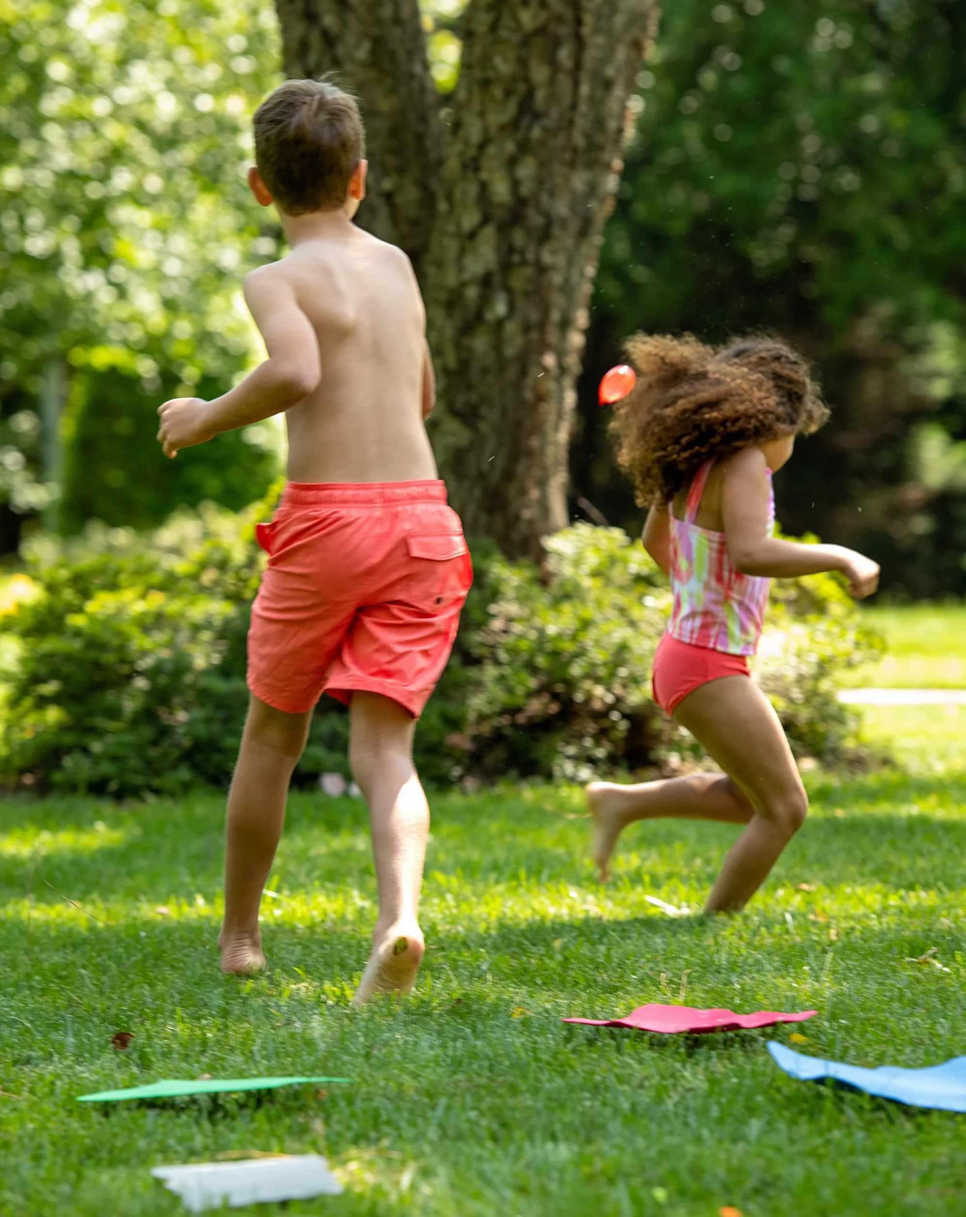 Floor is Lava Outdoor Edition, Juego para Exteriores, Juego de interacción Entre niños y Adultos, estimula la Actividad física, a Partir de Cinco años
