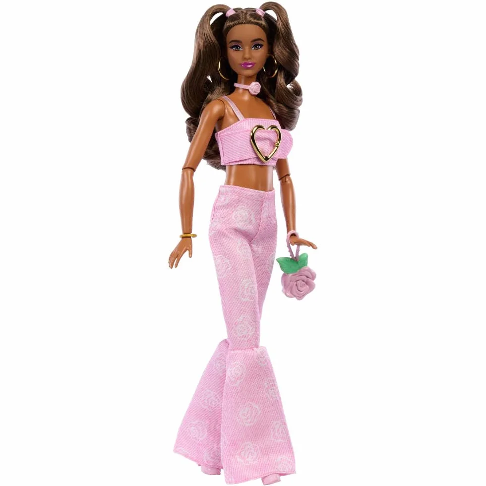 Barbie Deluxe Style Muñeca n.12 con Top Corto de Denim Rosa y Vaqueros Acampanados a Juego con Estampado de Rosas, Pelo castaño Ondulado y Accesorios como un Bolso y Joyas, JJN72
