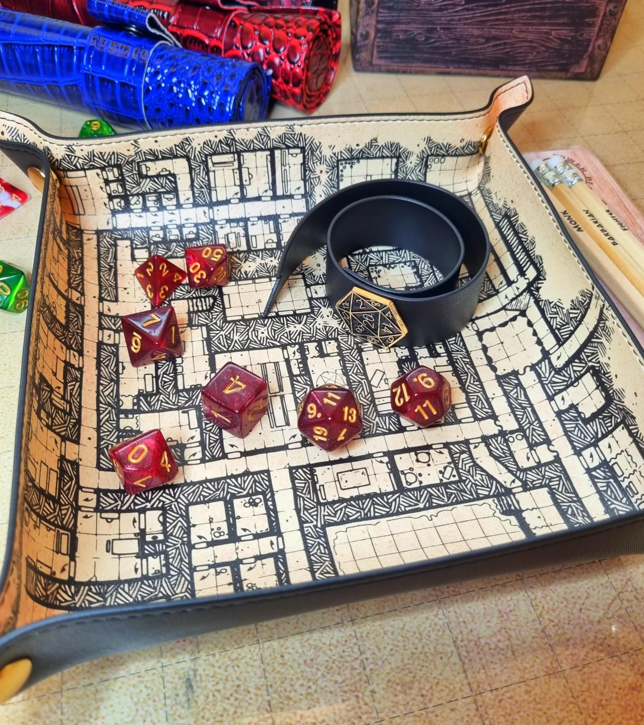 Dungeon Tablero y Bandeja para Tirar Dados con Mapa + Juego de 7 Dados Rol, D&D, Tapete, Dungeons and Dragons, Dragones y Mazmorras, DND, Poliedricos