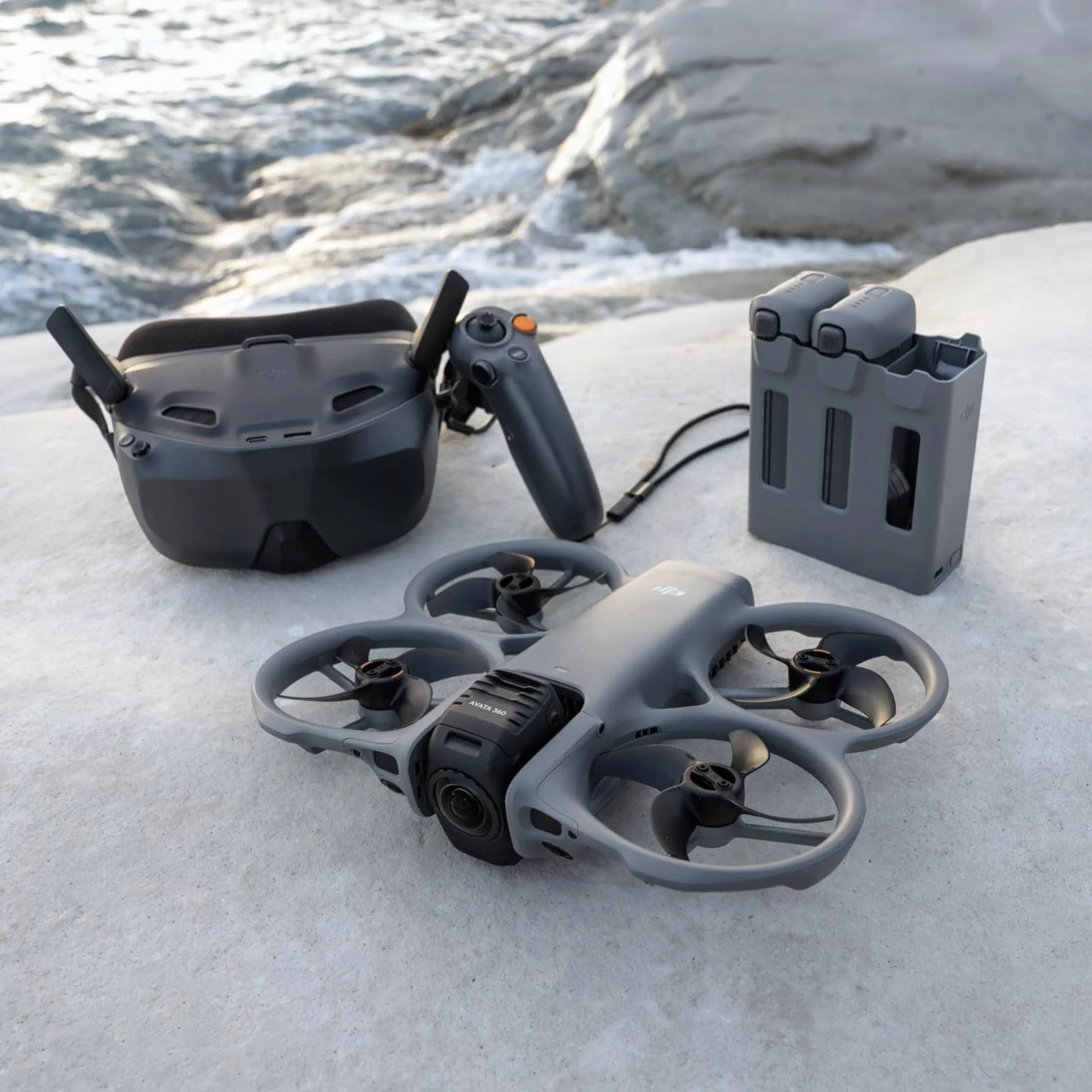 Pack DJI Avata 360 Motion Vuela Más, dron 360° con imagen 360° de 1 pulgada 8K, dron con cámara 360° con protector de hélices. Incluye Goggles N3 y RC Motion 3 para un control de movimiento intuitivo.